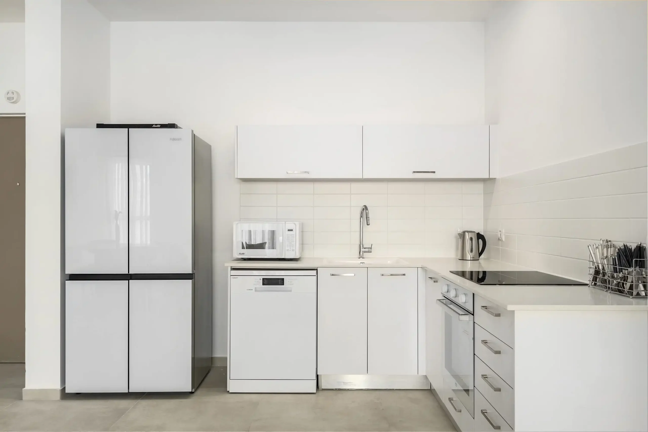 Luxury 2-Bedroom Apartment Steps from the Beach with Balcony and Mamad in Bat Yam