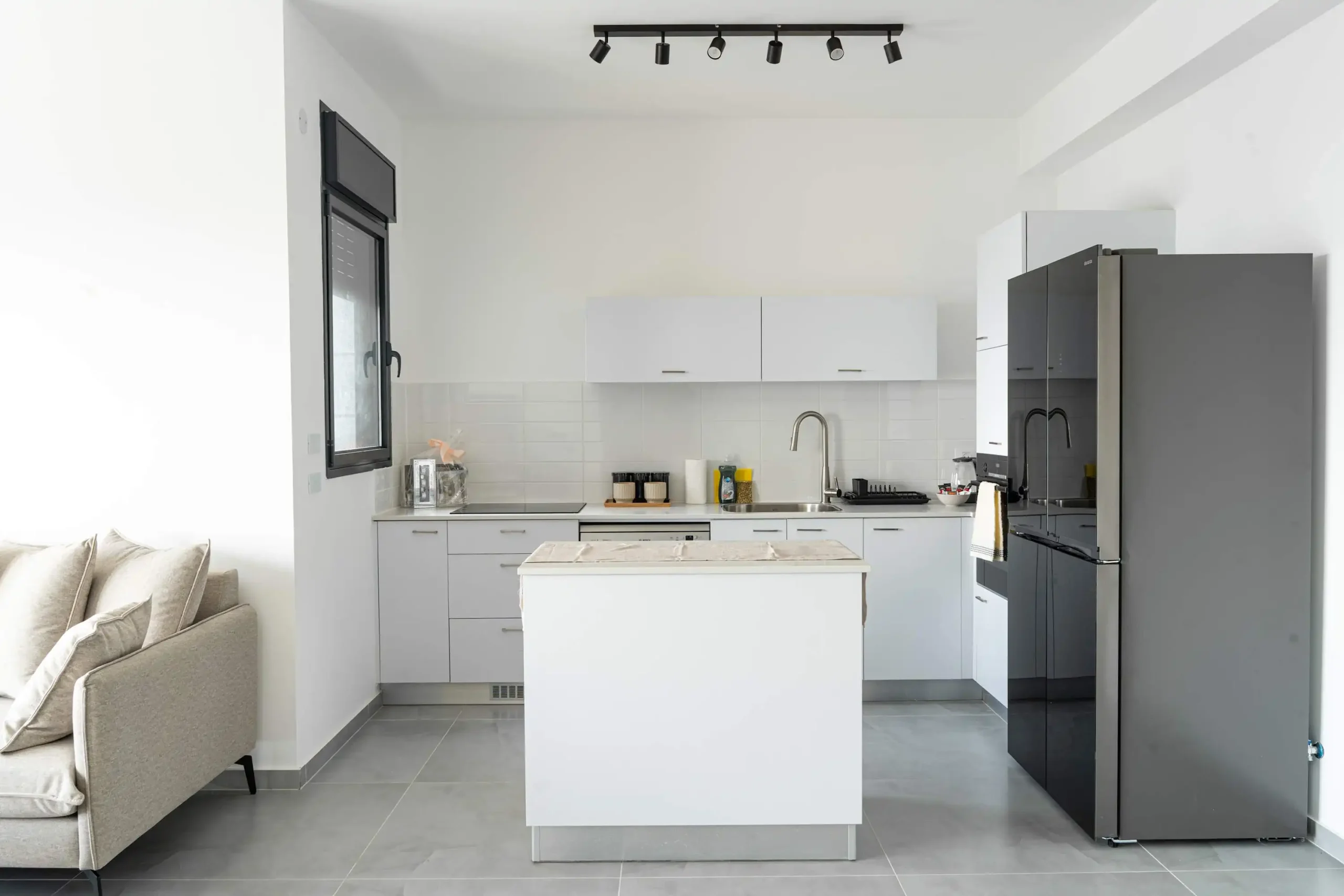 Luxury 4-Bedroom Tower Apartment with Panoramic Sea Views, Balcony and Mamad in Bat Yam