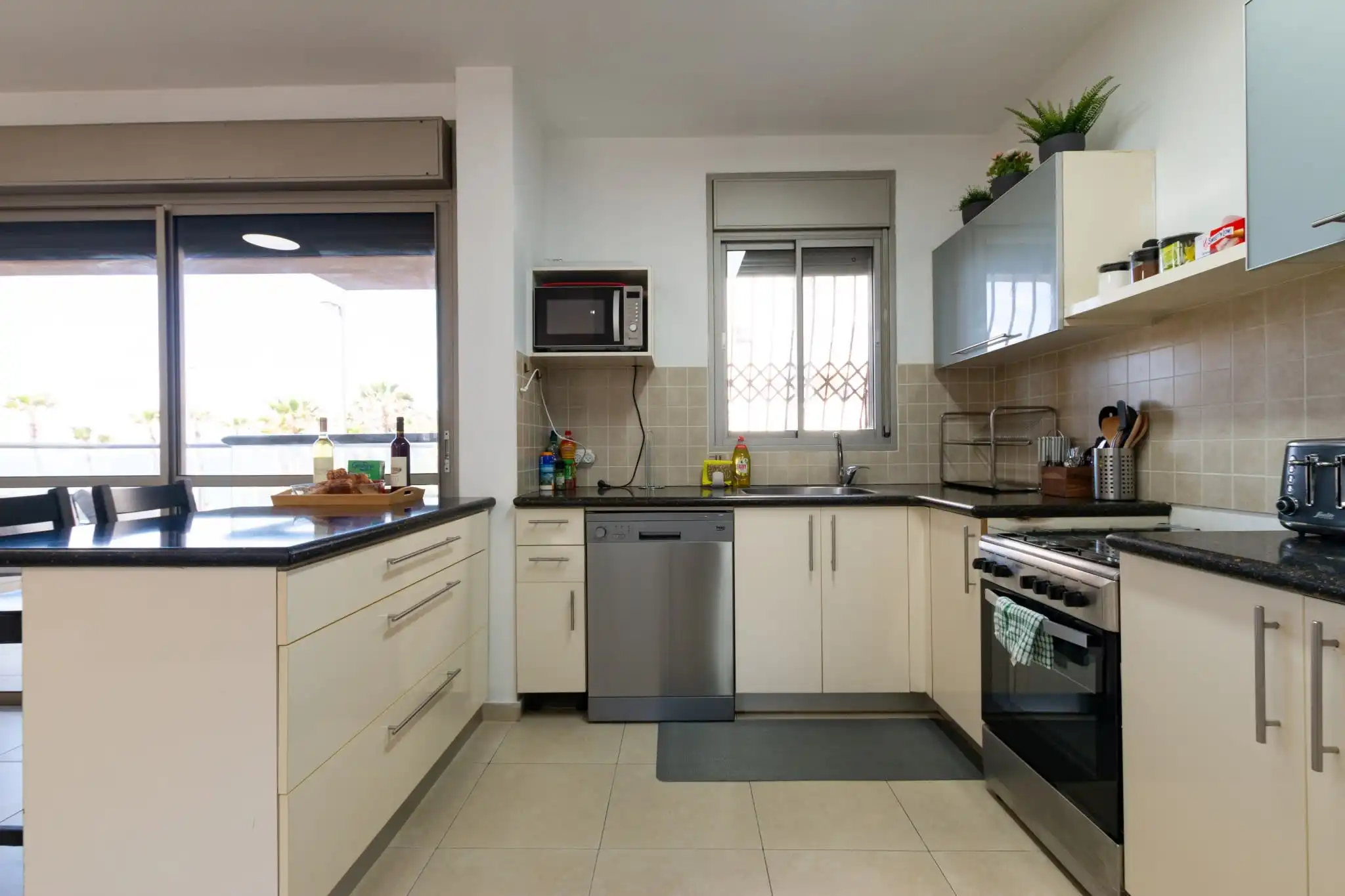 Luxury 3-Bedroom Beachfront Apartment with Sea View, Parking and Mamad in Bat Yam