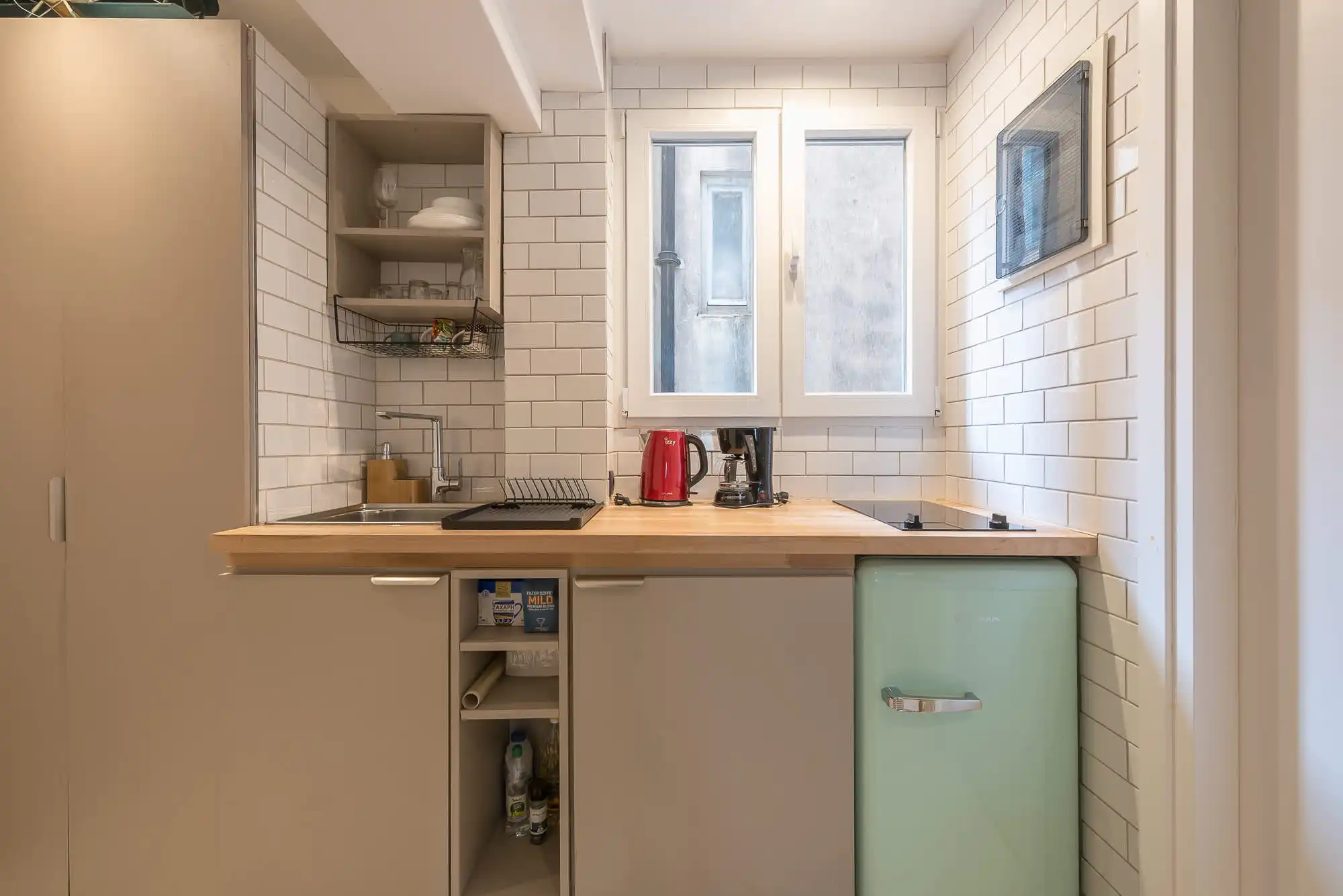Spacious Studio in Central Athens with King Bed and Workspace