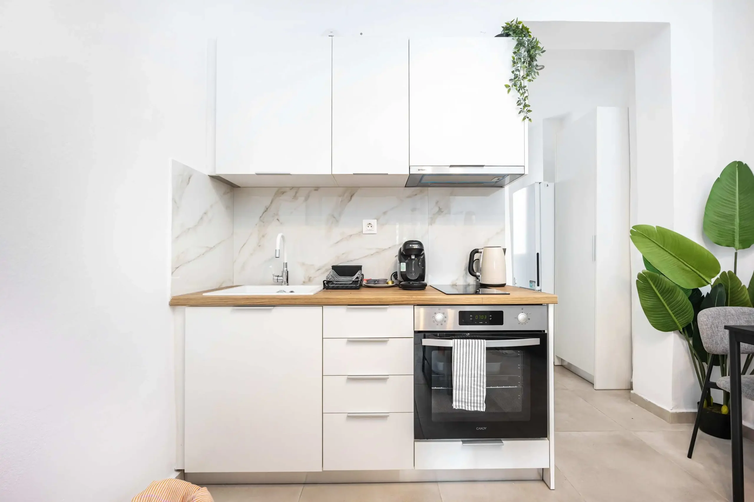 Warm and Stylish 1-Bedroom Apartment in Athens with King Bed and Sofa Bed