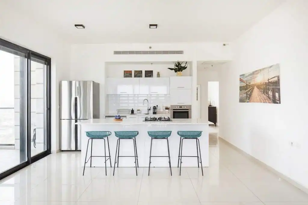 Modern Luxury 3-Bedroom Tower Apartment with Sea View, Parking and Mamad in Bat Yam