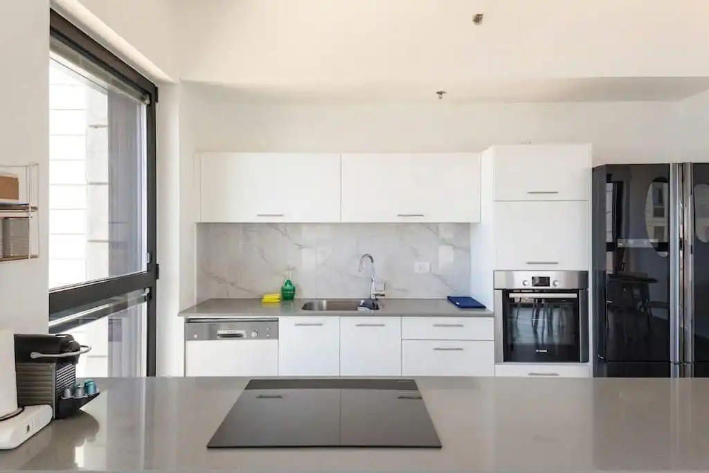 Luxury 3-Bedroom Tower Apartment with Sea View, Parking and Mamad in Bat Yam