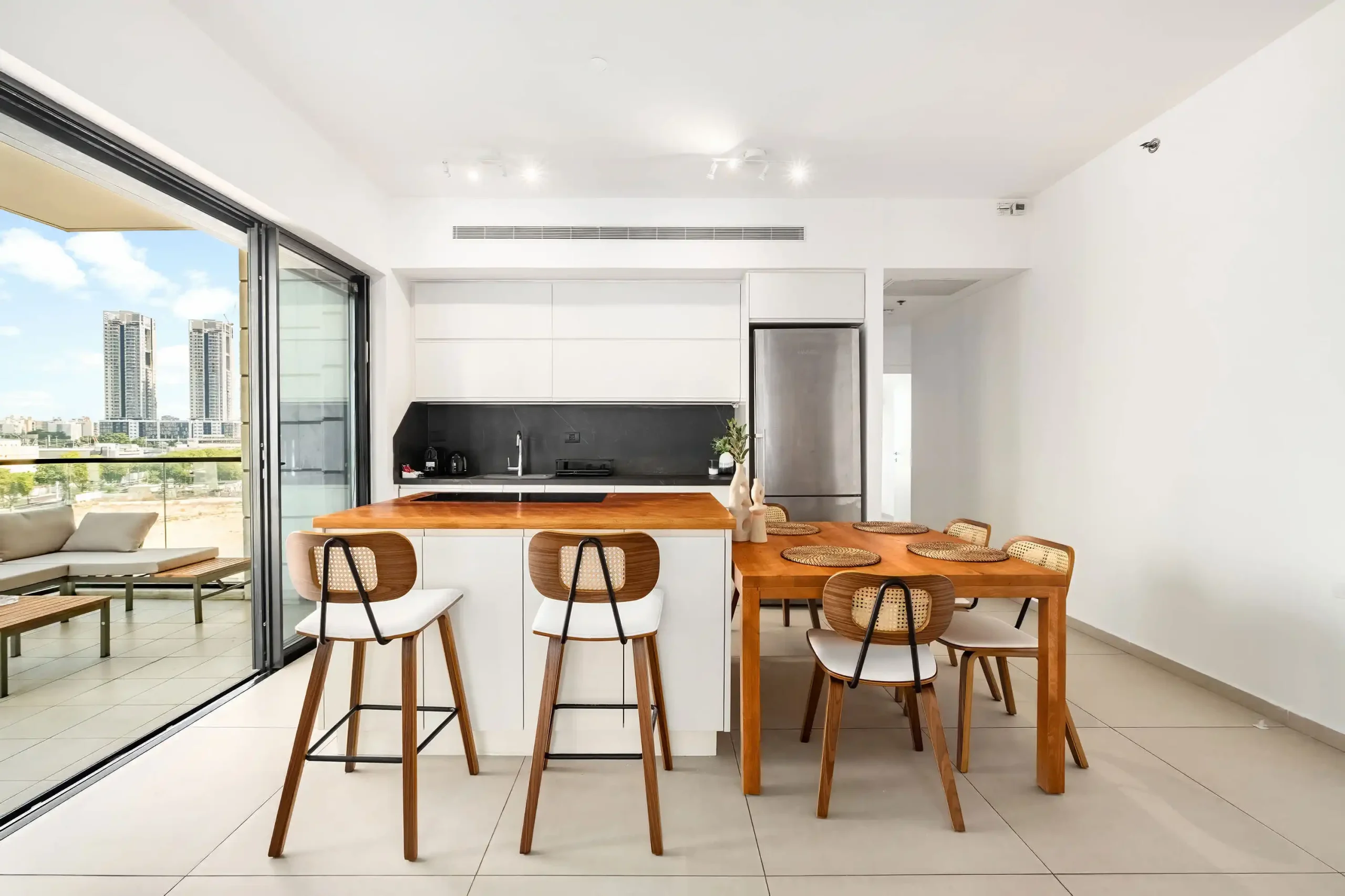 Stylish Luxury 3-Bedroom Tower Apartment with Sea View, Parking and Mamad in Bat Yam