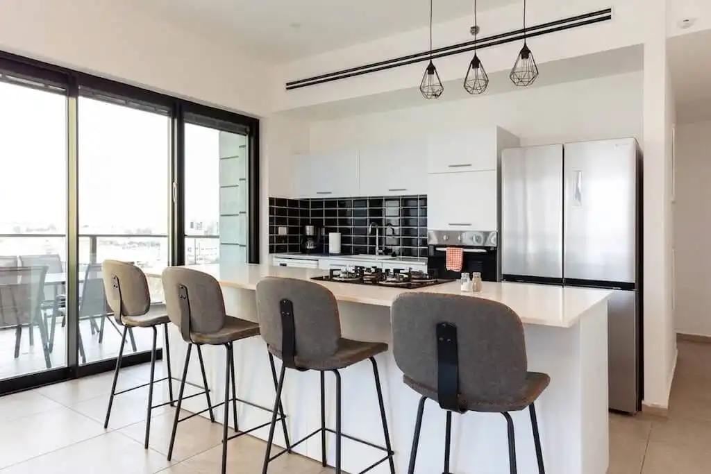 Modern 3-Bedroom Tower Apartment with Spectacular Sea View, Parking and Mamad in Bat Yam