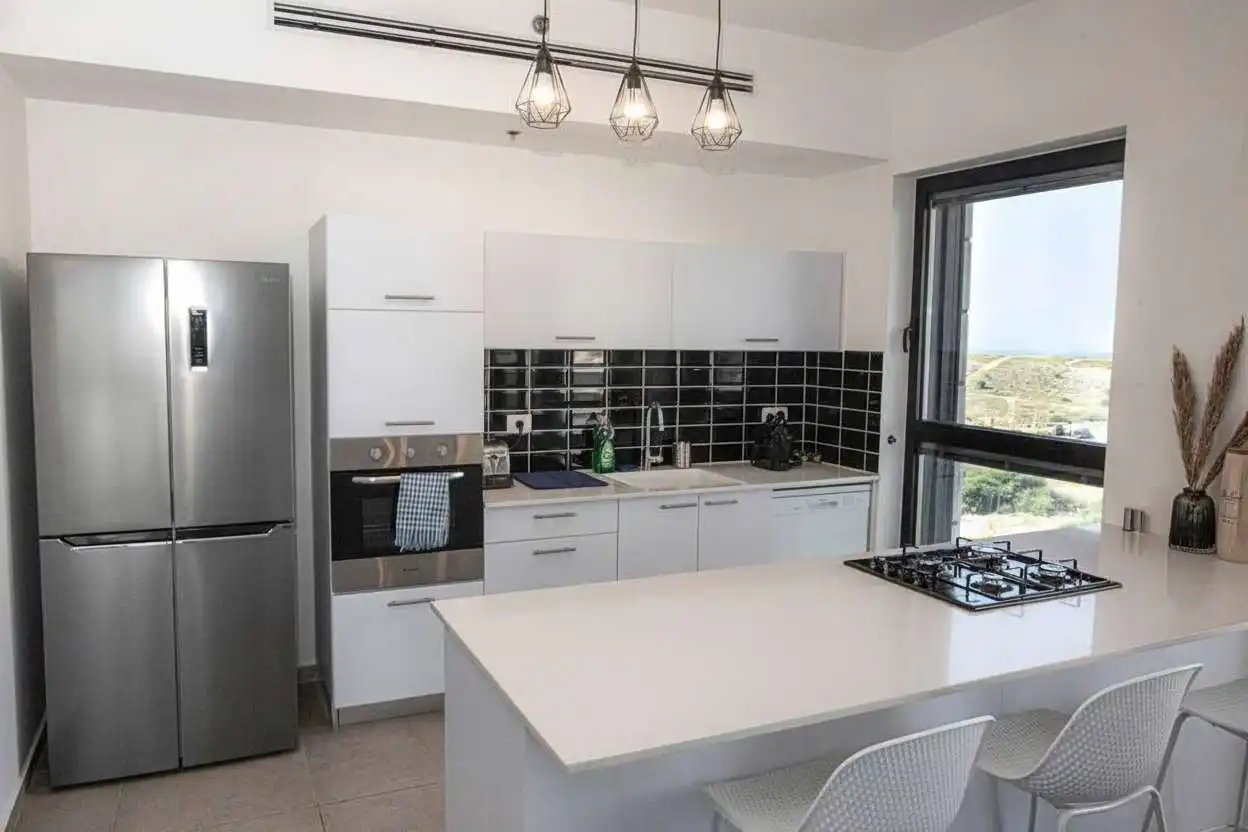 Elegant 3-Bedroom Tower Apartment with Sea View, Parking and Mamad in Bat Yam