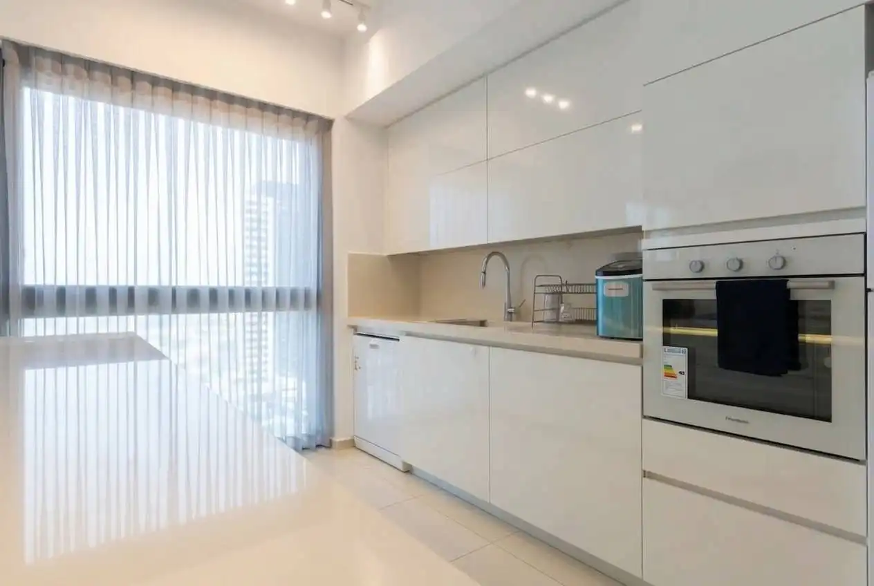 Luxury 3-Bedroom Seafront Apartment in a Prestigious Tower with Parking and Mamad in Bat Yam