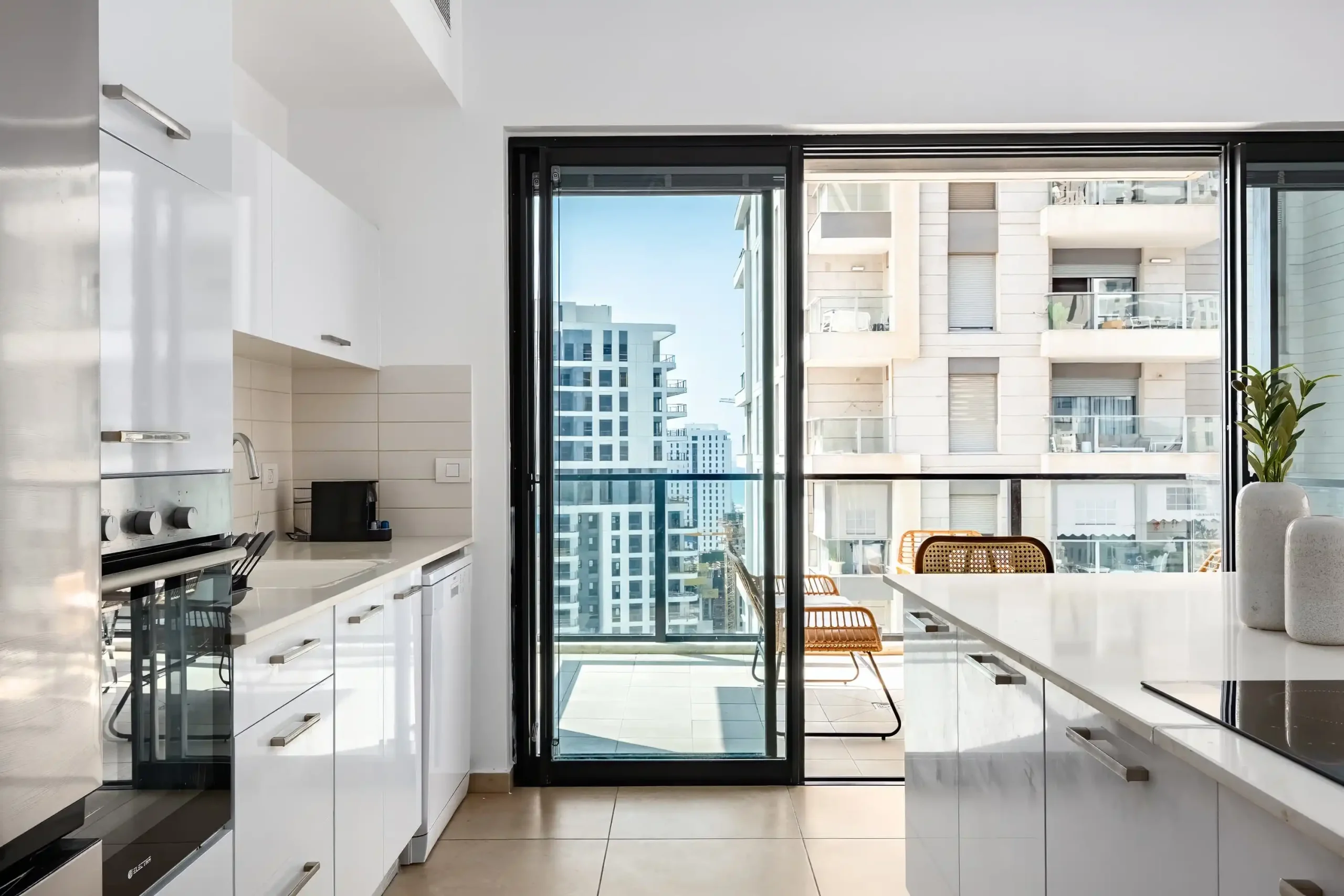 Stylish 3-Bedroom Tower Apartment with Sea View, Parking and Mamad in Bat Yam