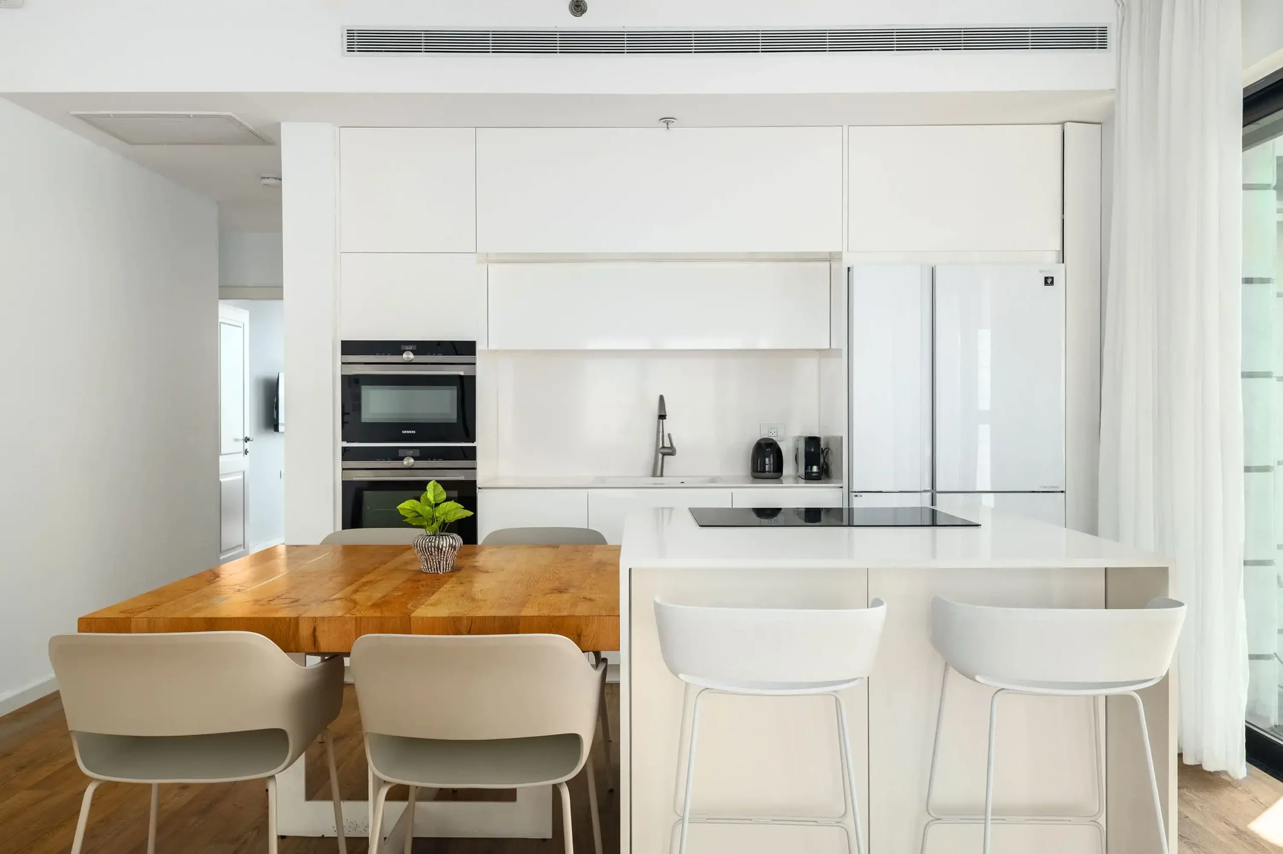 Premium 3-Bedroom Tower Apartment with Sea View, Parking and Mamad in Bat Yam