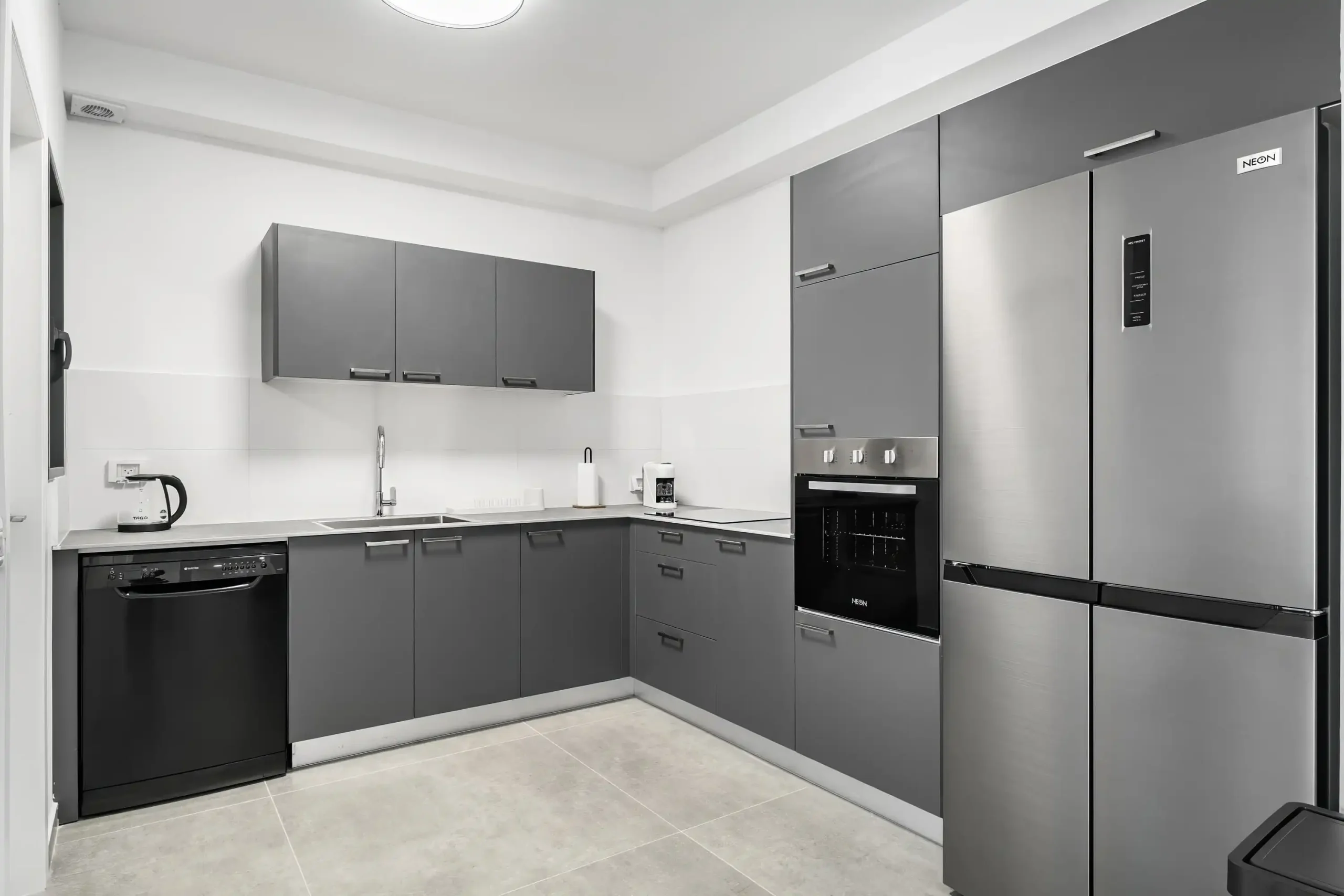 Modern 4-Bedroom Apartment with Balcony, Parking and Mamad in Bat Yam