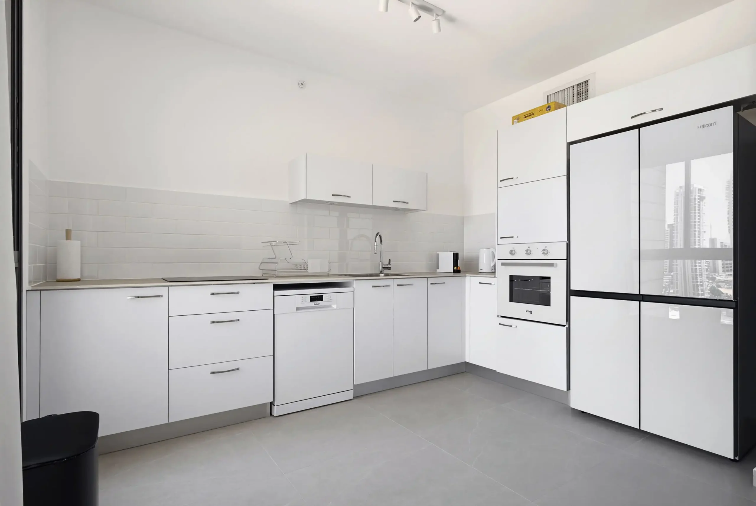 Coastal 4-Bedroom Apartment with Balcony, Parking and Mamad in Bat Yam