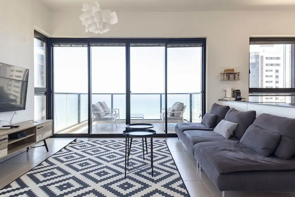 Luxury 3-Bedroom Tower Apartment with Sea View, Parking and Mamad in Bat Yam