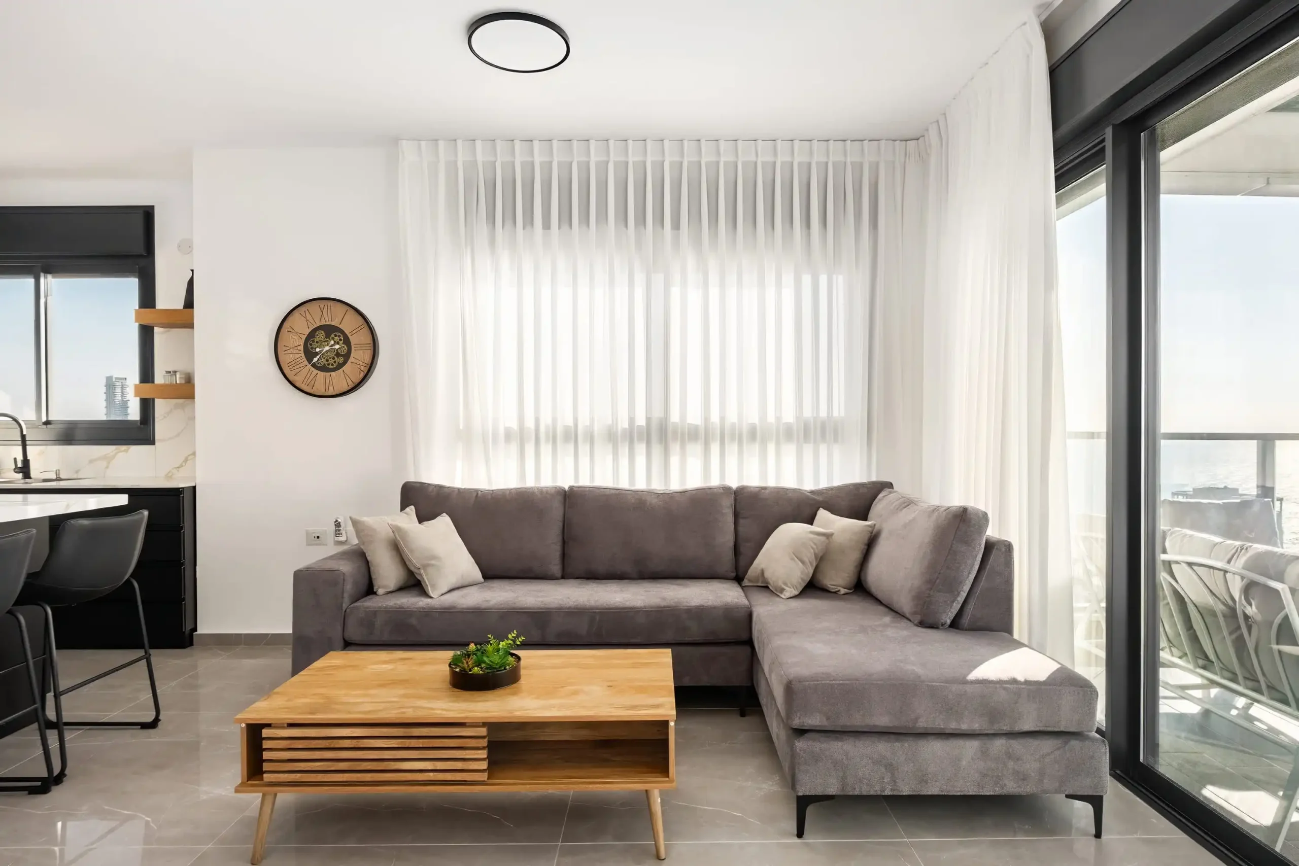 Luxury 4-Bedroom Apartment with Breathtaking Sea Views, Balcony and Mamad in Bat Yam