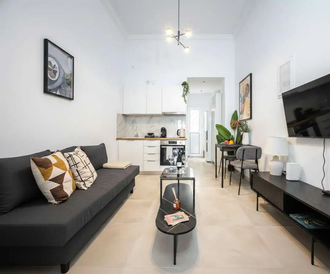 Warm and Stylish 1-Bedroom Apartment in Athens with King Bed and Sofa Bed