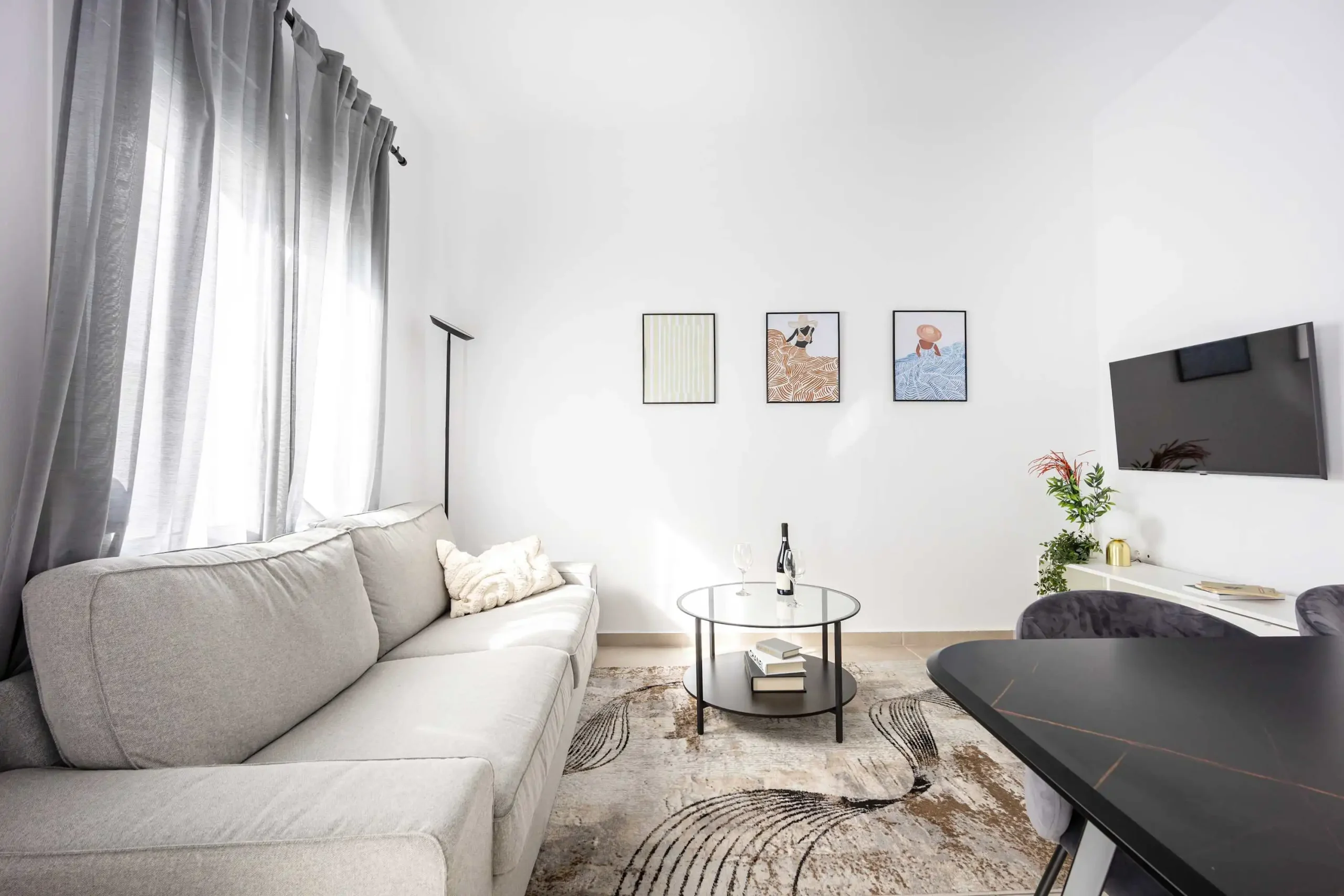 Warm and Stylish 1-Bedroom Apartment in Athens with King Bed and Sofa Bed