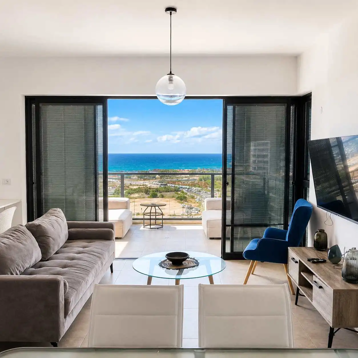 Elegant 3-Bedroom Tower Apartment with Sea View, Parking and Mamad in Bat Yam