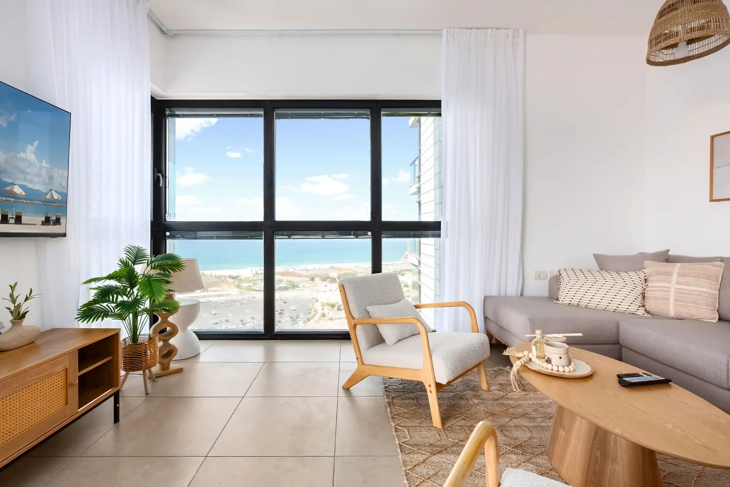 Stylish 3-Bedroom Tower Apartment with Sea View, Parking and Mamad in Bat Yam