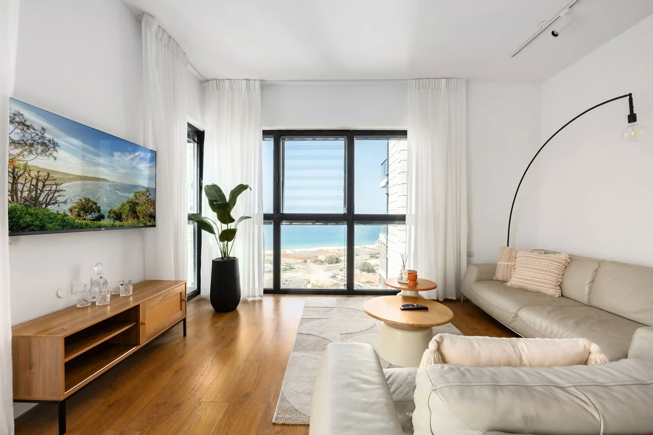 Premium 3-Bedroom Tower Apartment with Sea View, Parking and Mamad in Bat Yam