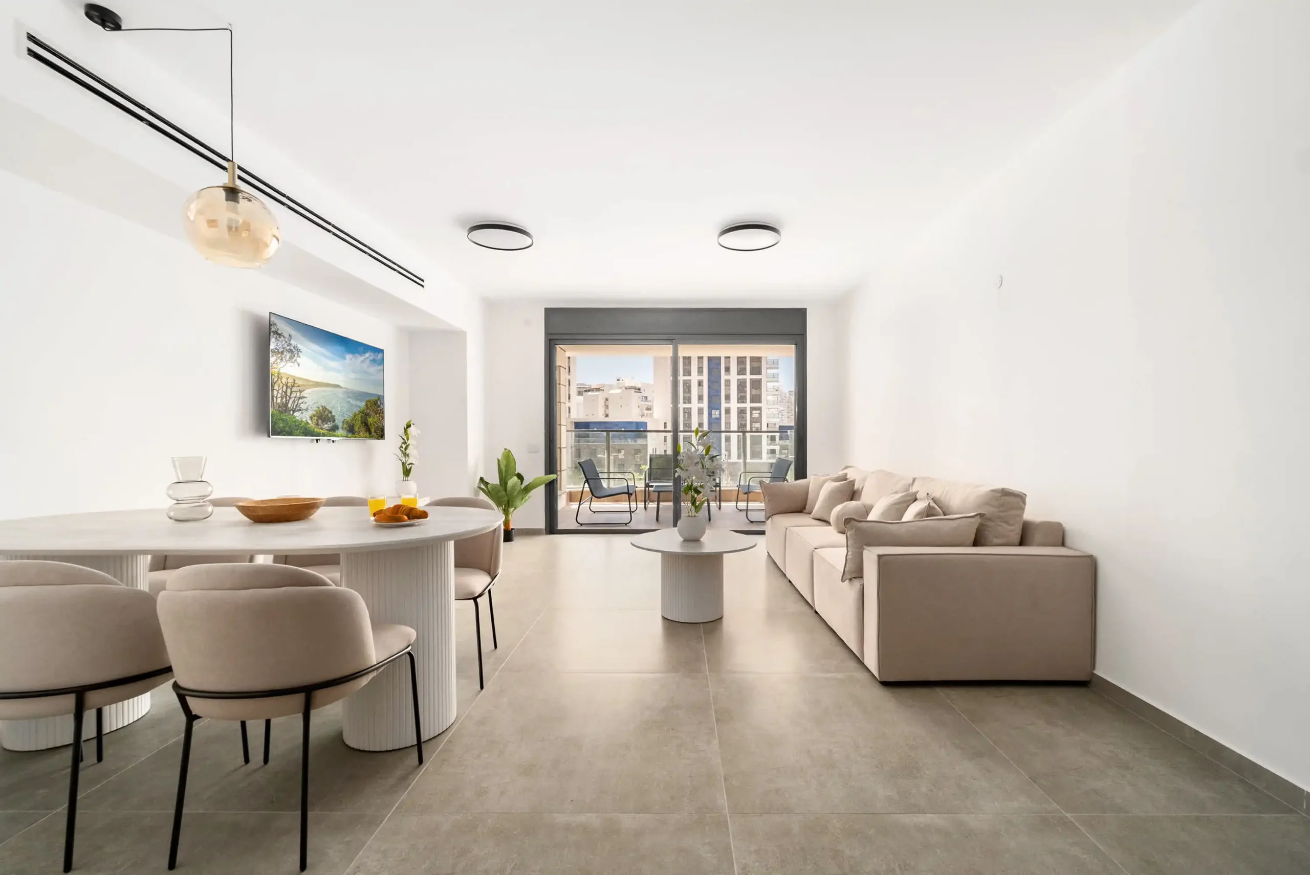 Modern 4-Bedroom Apartment with Balcony, Parking and Mamad in Bat Yam