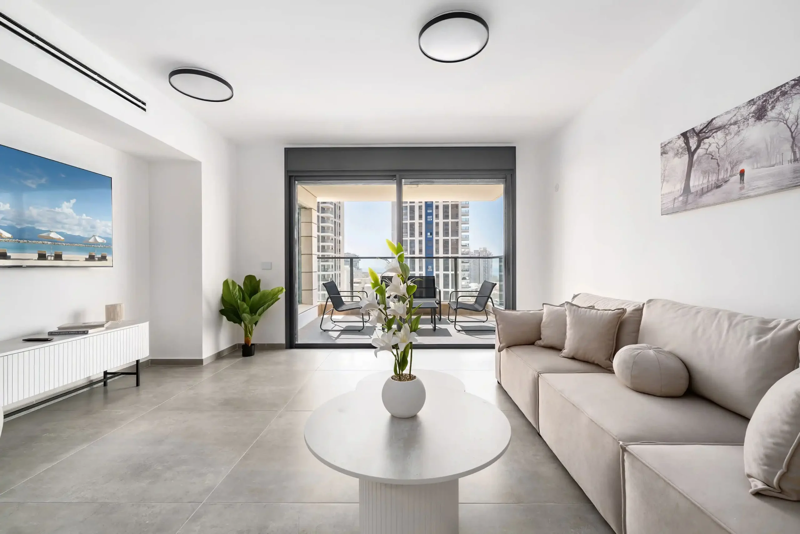 Spacious 4-Bedroom Apartment with Balcony, Parking and Mamad in Bat Yam