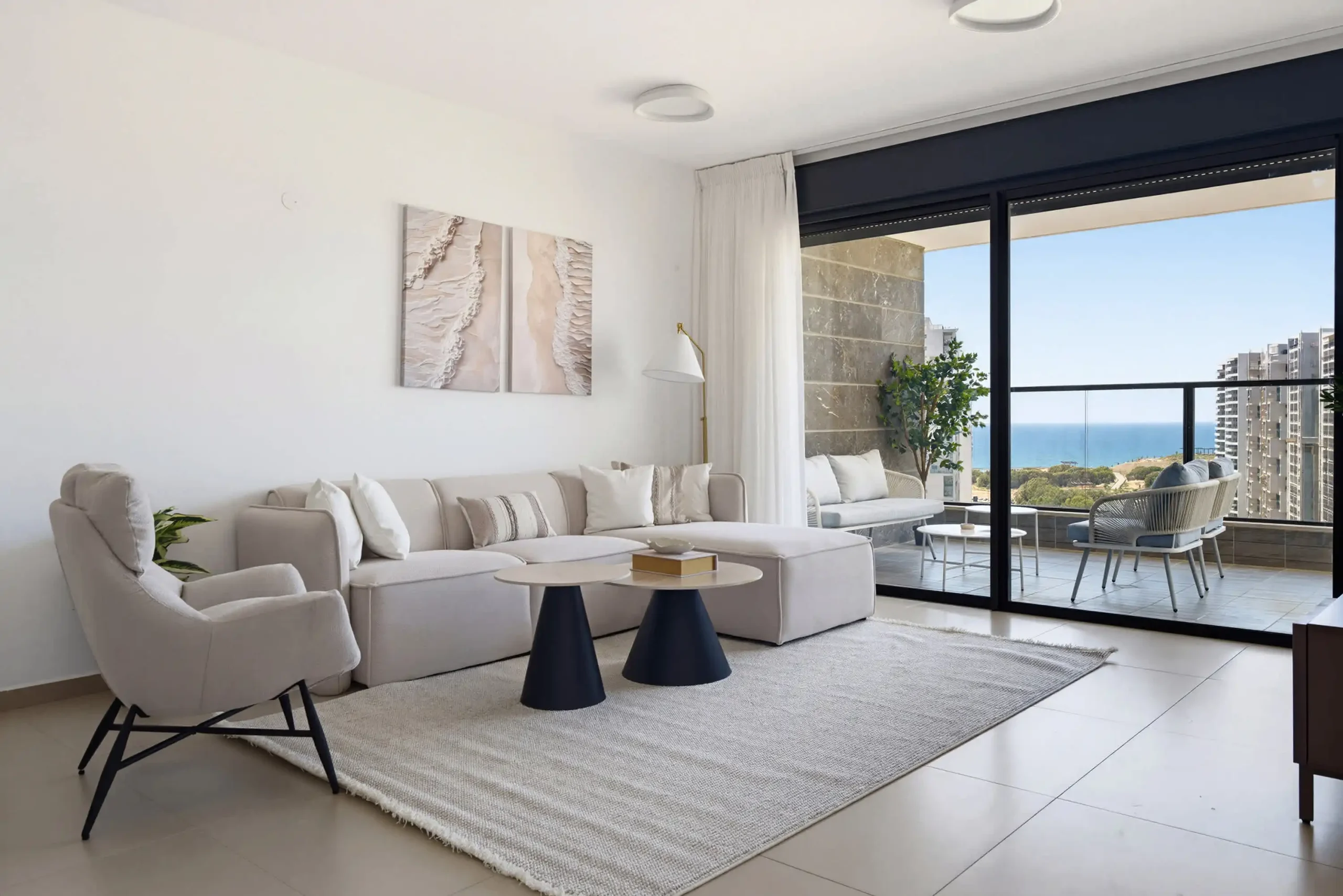 Coastal 4-Bedroom Apartment with Balcony, Parking and Mamad in Bat Yam