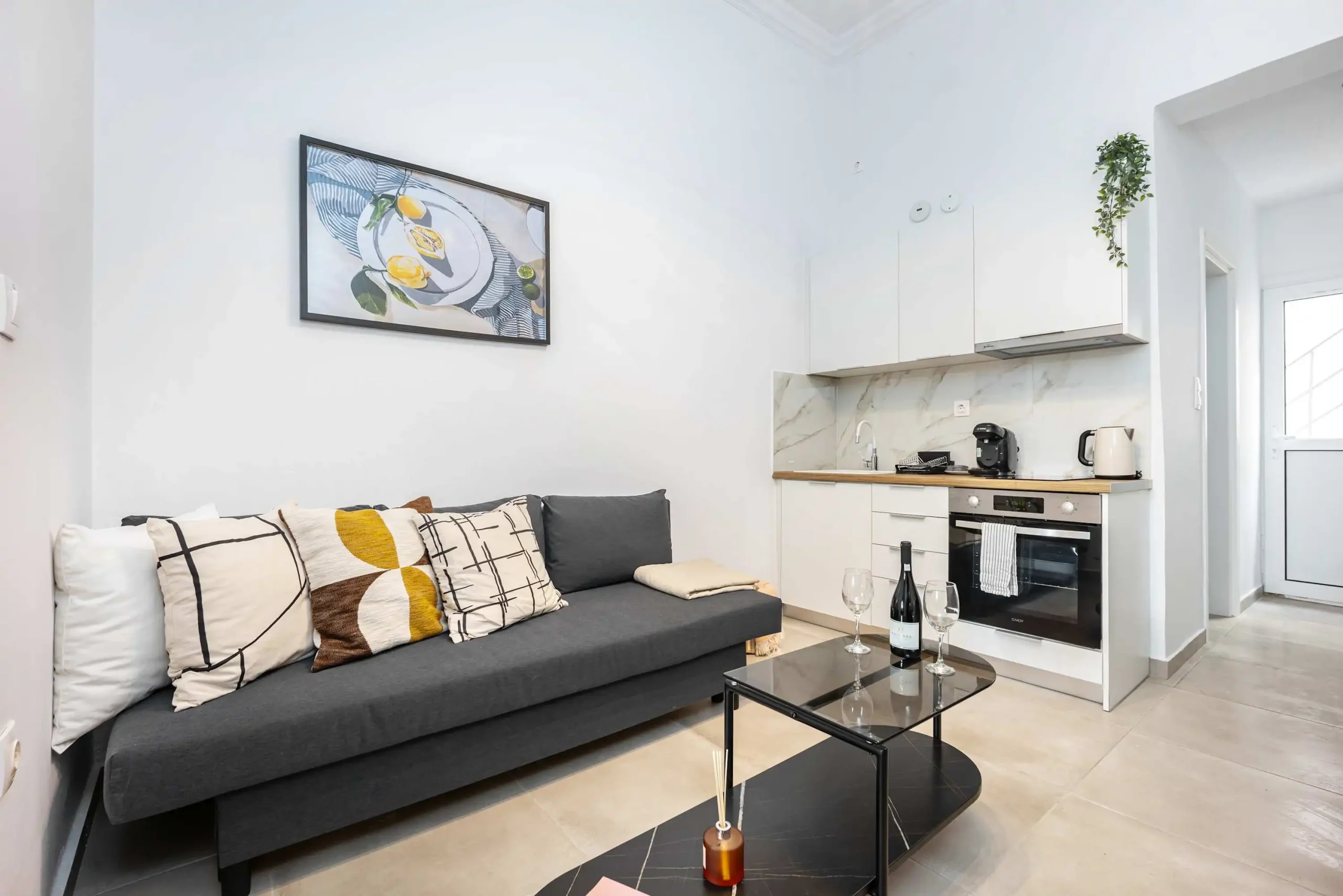Warm and Stylish 1-Bedroom Apartment in Athens with King Bed and Sofa Bed