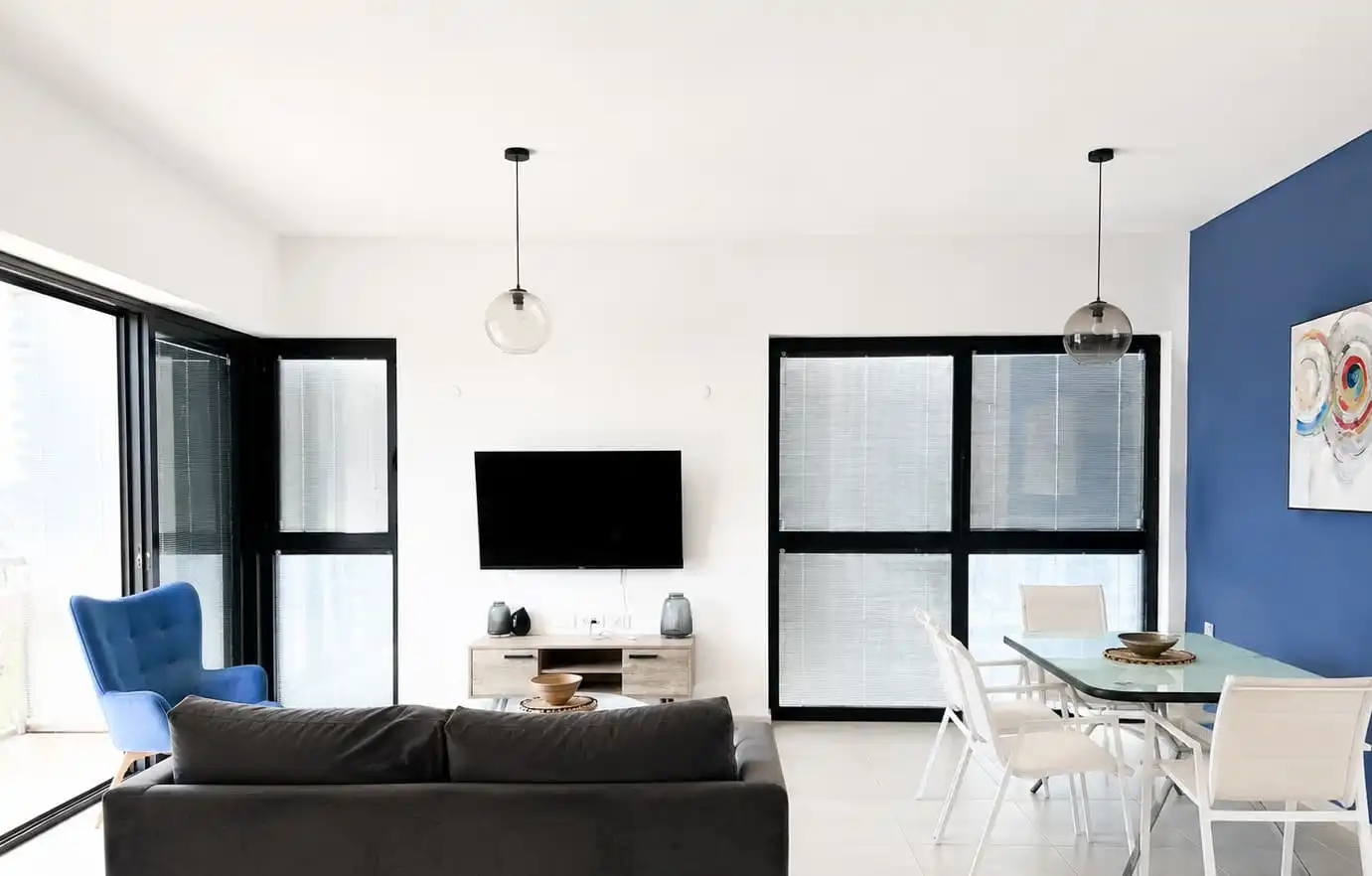 Elegant 3-Bedroom Tower Apartment with Sea View, Parking and Mamad in Bat Yam