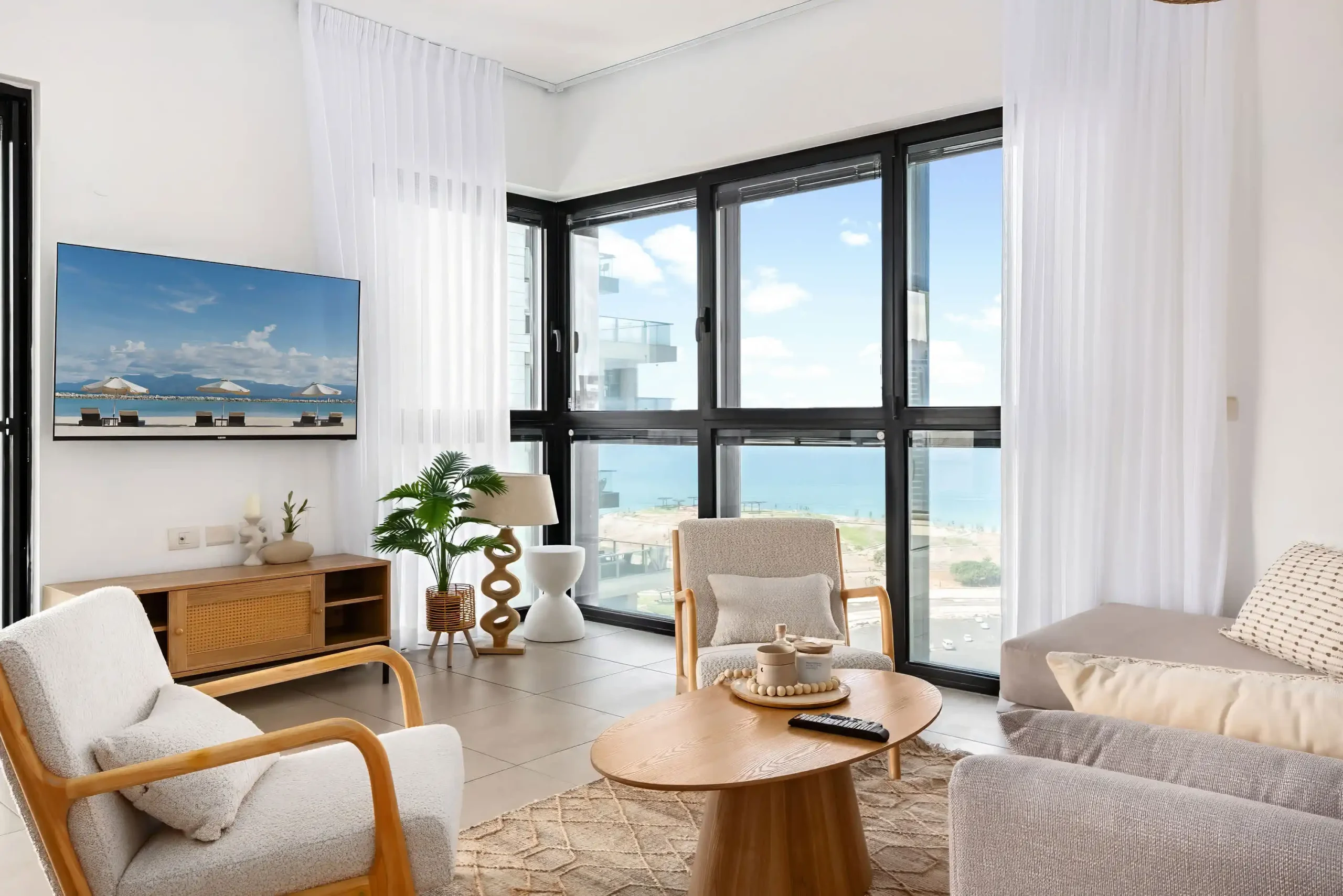 Stylish 3-Bedroom Tower Apartment with Sea View, Parking and Mamad in Bat Yam