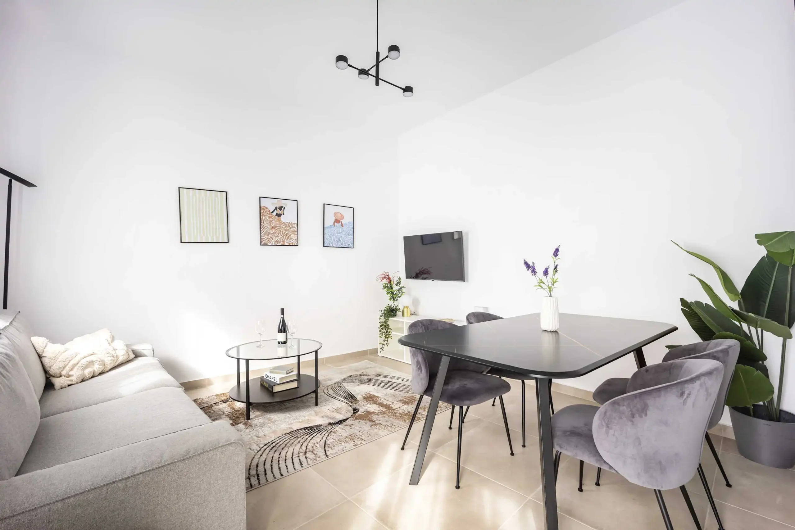 Warm and Stylish 1-Bedroom Apartment in Athens with King Bed and Sofa Bed