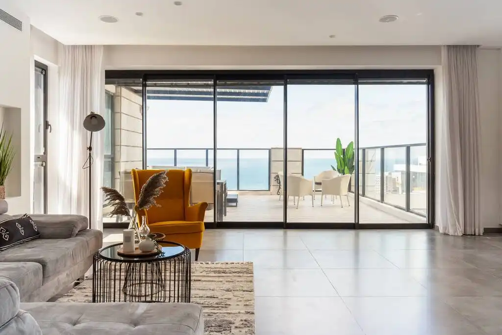 Luxury 4-Bedroom Penthouse with Jacuzzi, Sea View and Mamad in Bat Yam