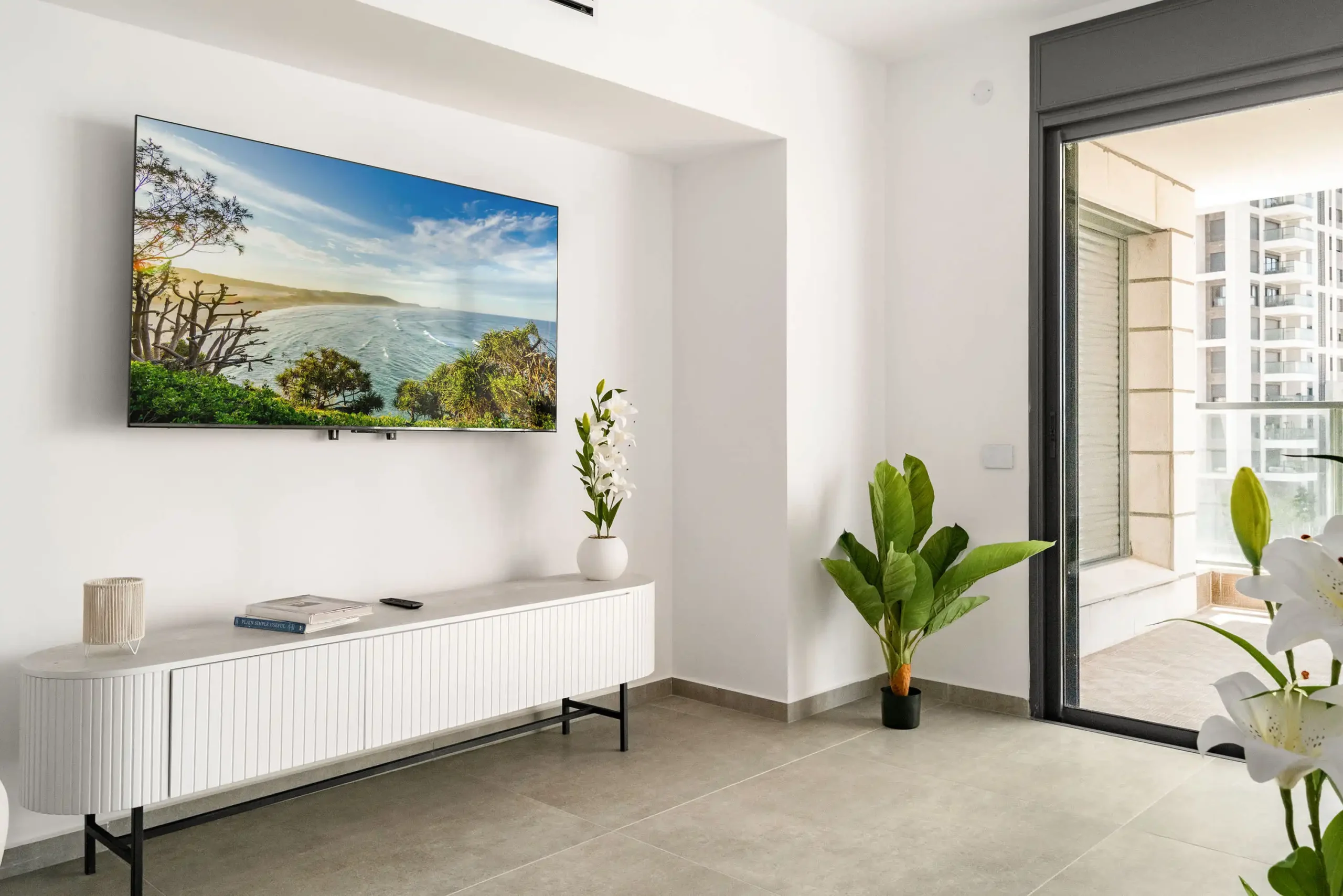 Modern 4-Bedroom Apartment with Balcony, Parking and Mamad in Bat Yam