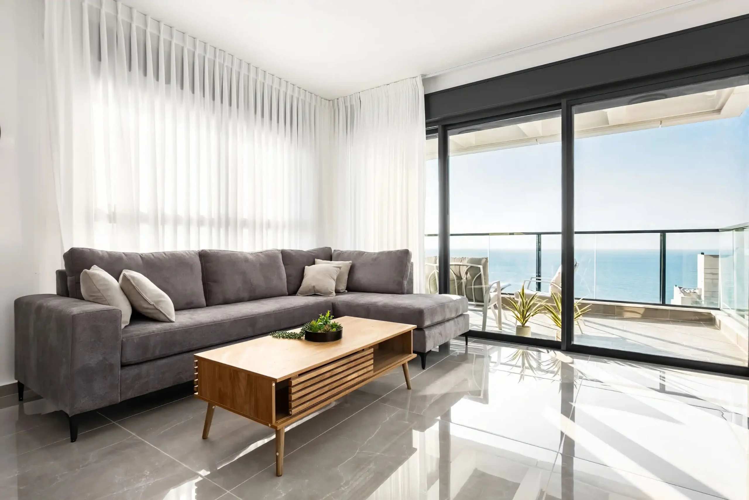 Luxury 4-Bedroom Apartment with Breathtaking Sea Views, Balcony and Mamad in Bat Yam