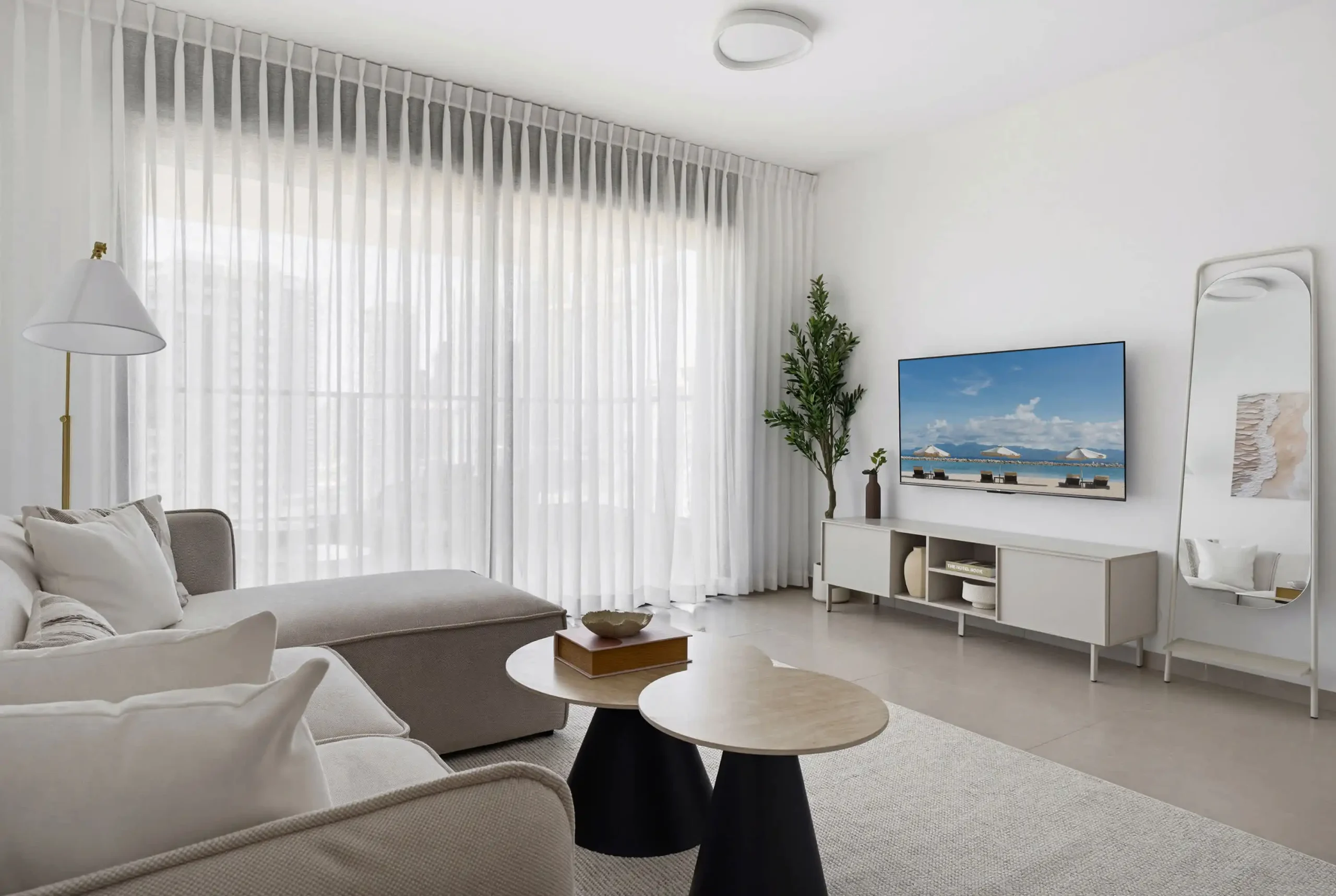 Coastal 4-Bedroom Apartment with Balcony, Parking and Mamad in Bat Yam