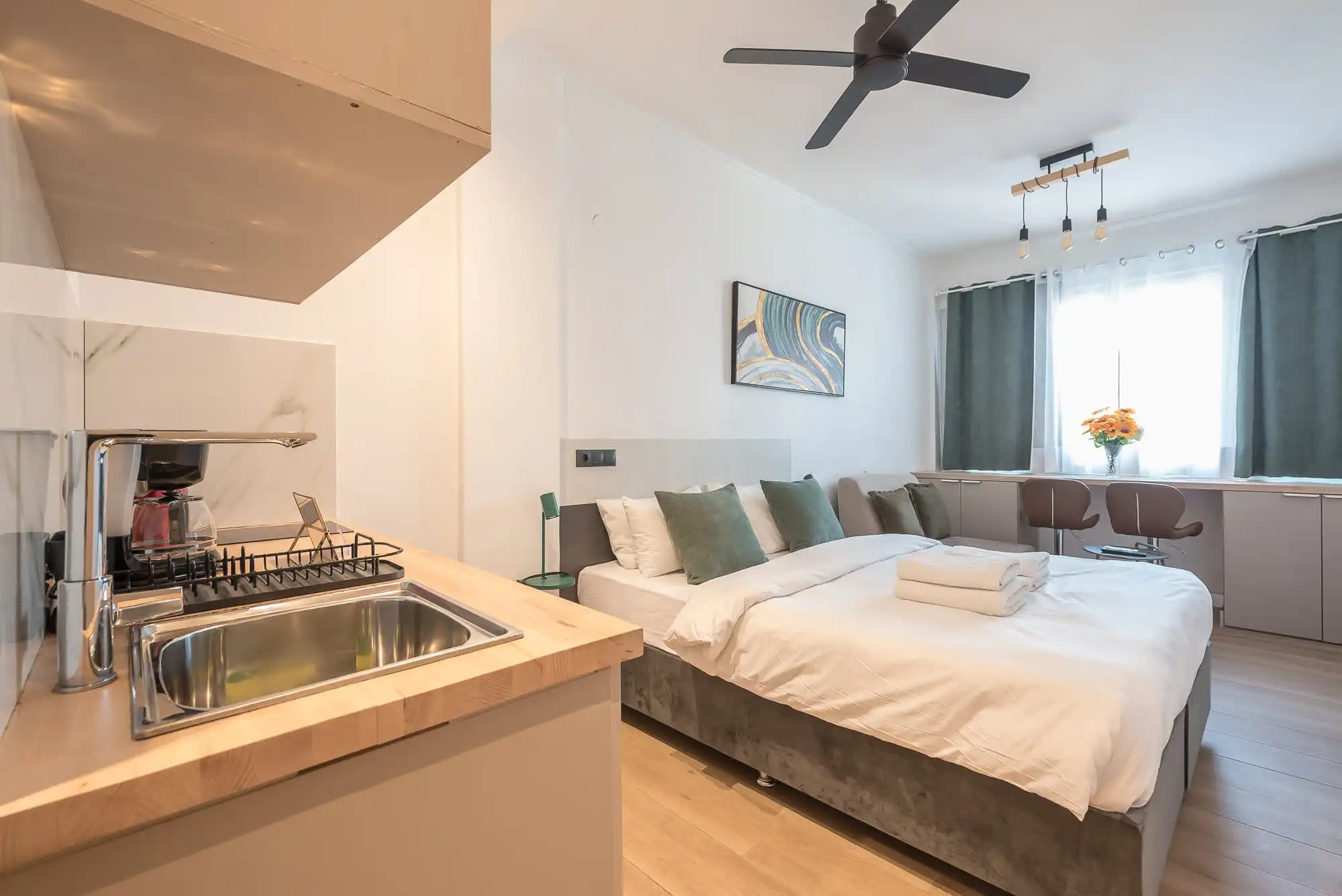 Stylish Studio in Central Athens with King Bed and Workspace