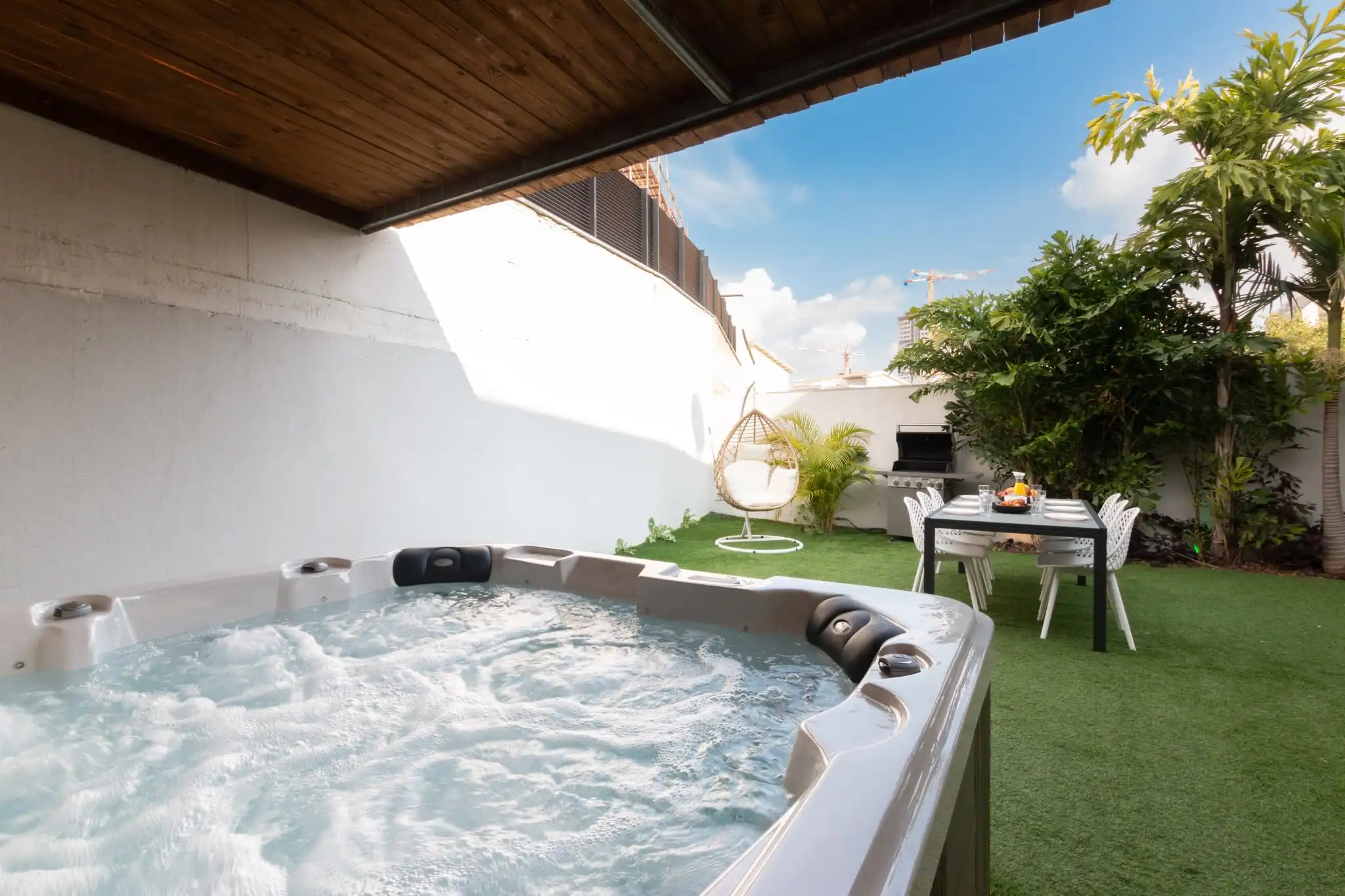 Beachside Luxury Villa in Rishon LeTsiyon with Private Jacuzzi