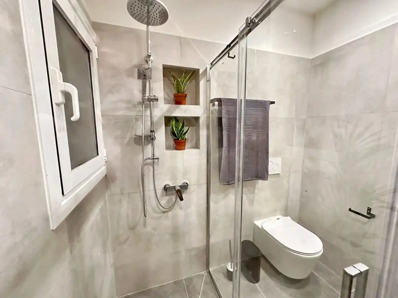 Bright 1-Bedroom Apartment in Psiri with Private Balcony and Sofa Bed