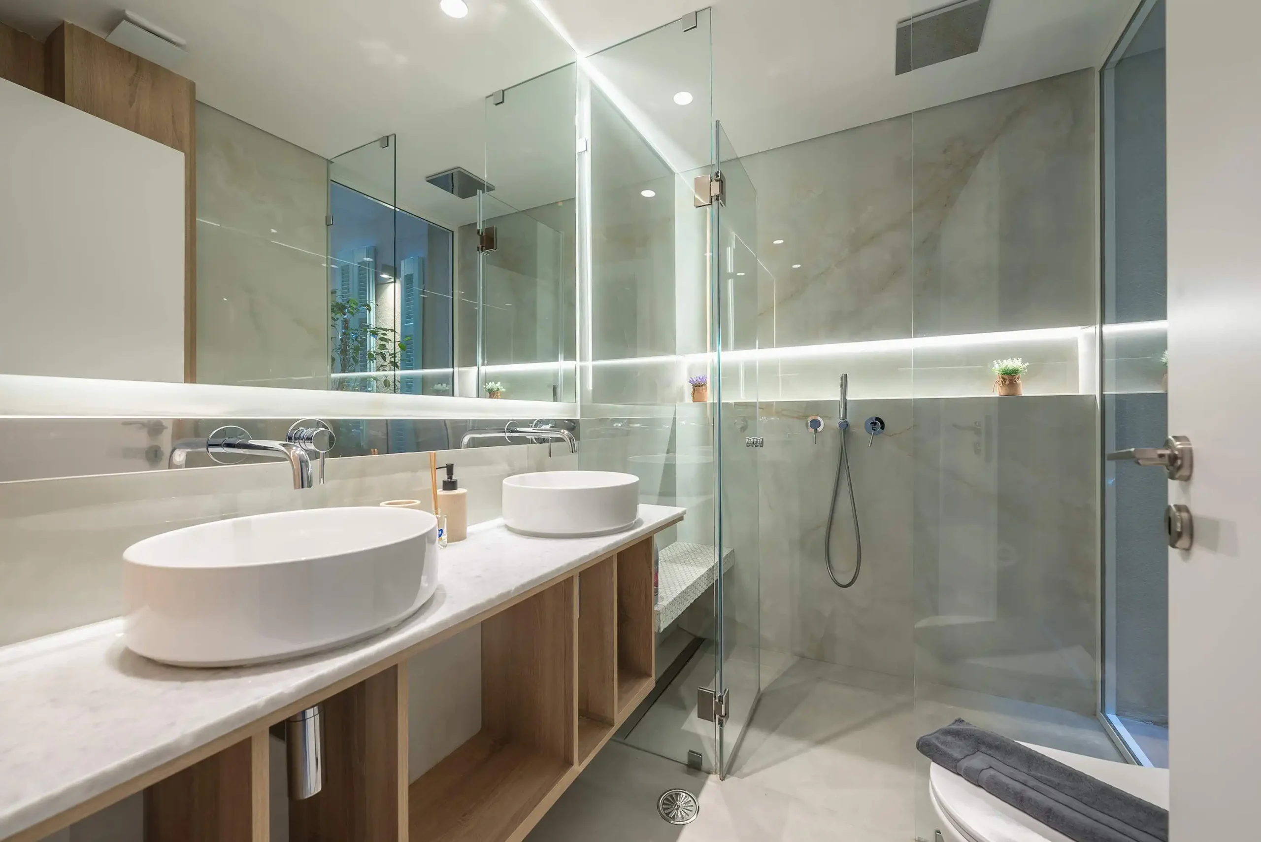 Modern 1-Bedroom Apartment in Exarchia with Green-View Balcony and Sofa Bed