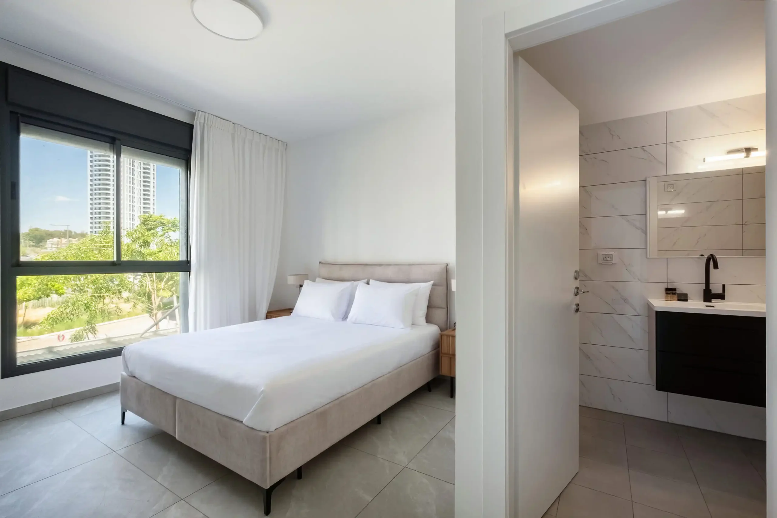 Luxury 4BR Apartment with Balcony, Parking & Mamad near Bat Yam Beach