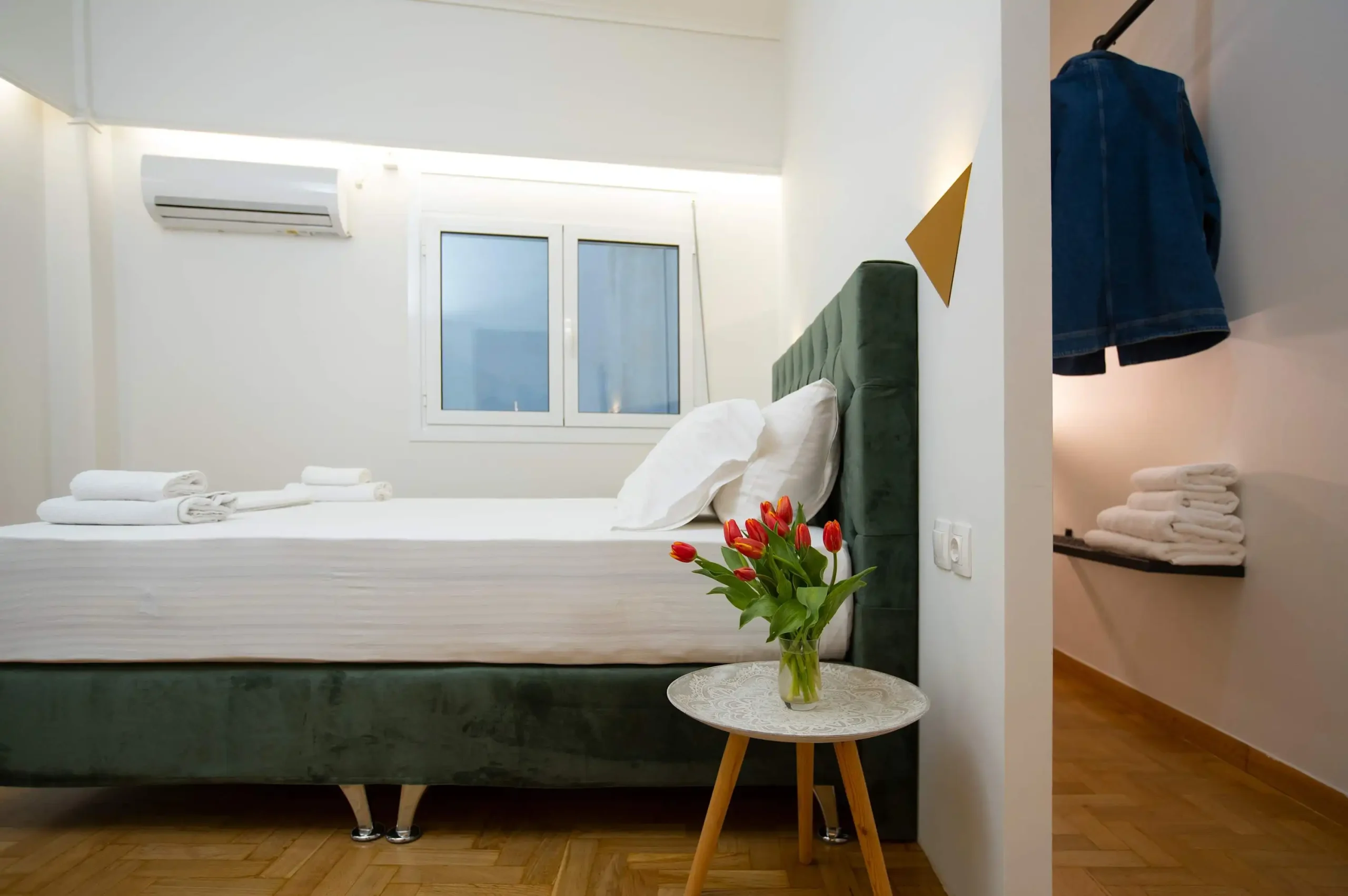 Stylish 2-Bedroom Apartment in Koukaki with Balcony and Work-Friendly Desk