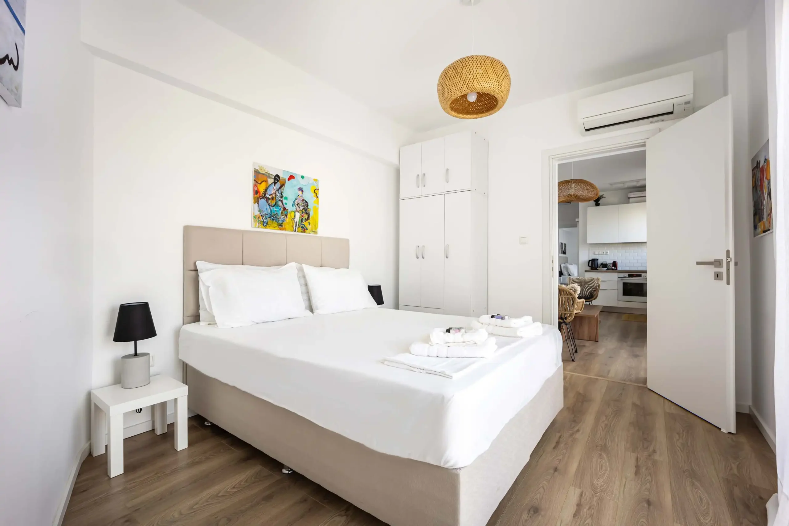 Bright and Stylish 2-Bedroom Apartment with Acropolis View Balcony