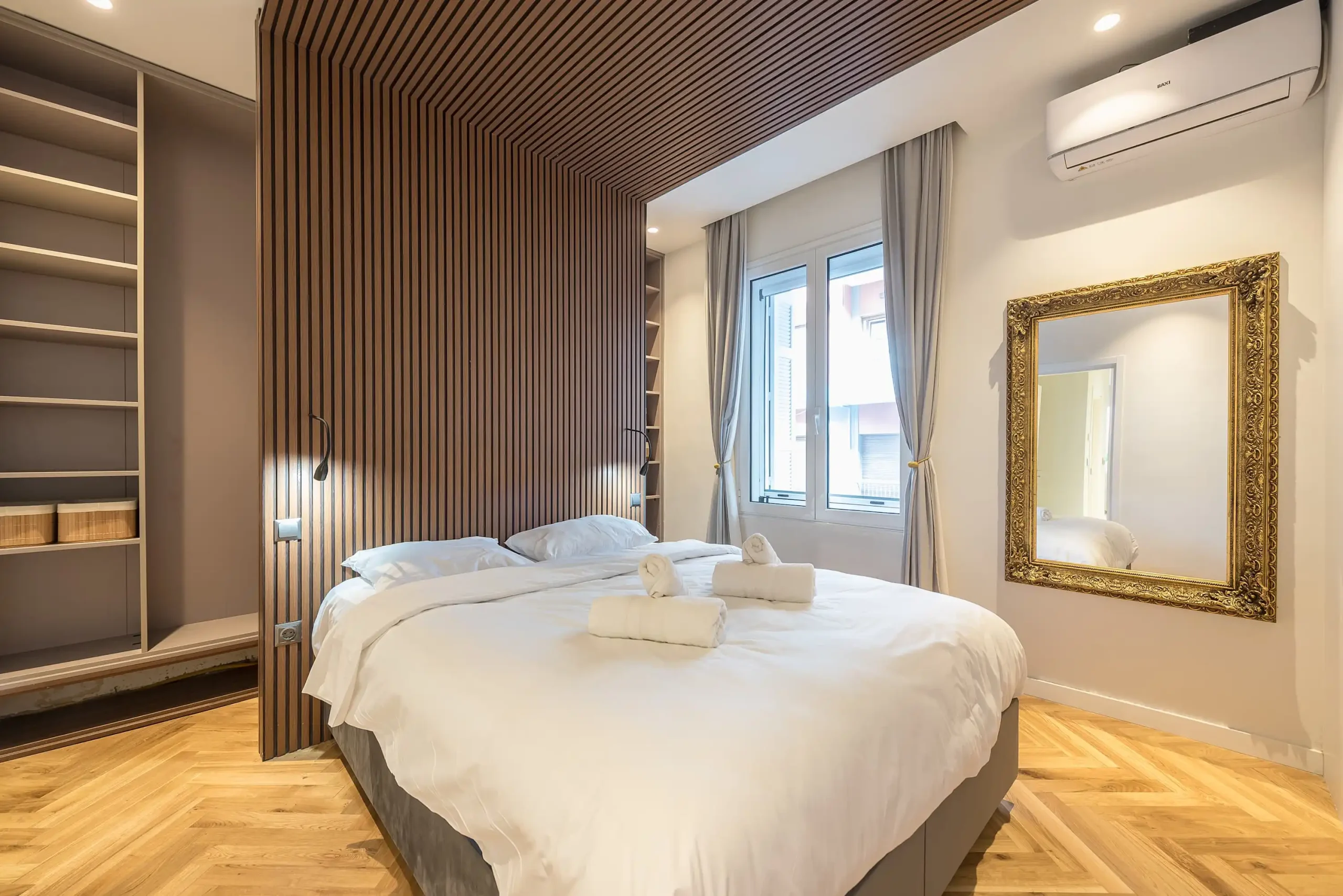 Modern 1-Bedroom Apartment in Exarchia with Green-View Balcony and Sofa Bed