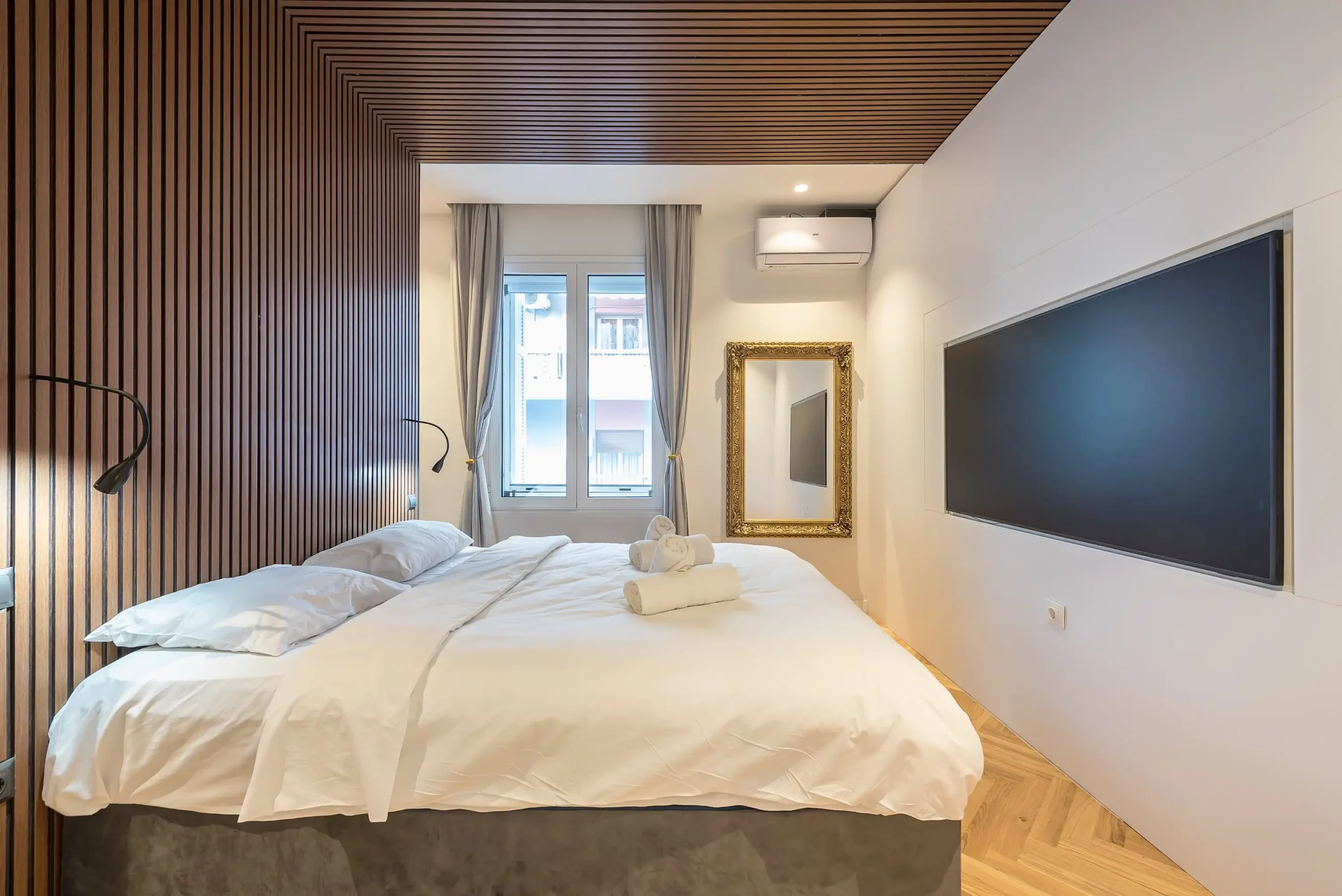 Modern 1-Bedroom Apartment in Exarchia with Green-View Balcony and Sofa Bed
