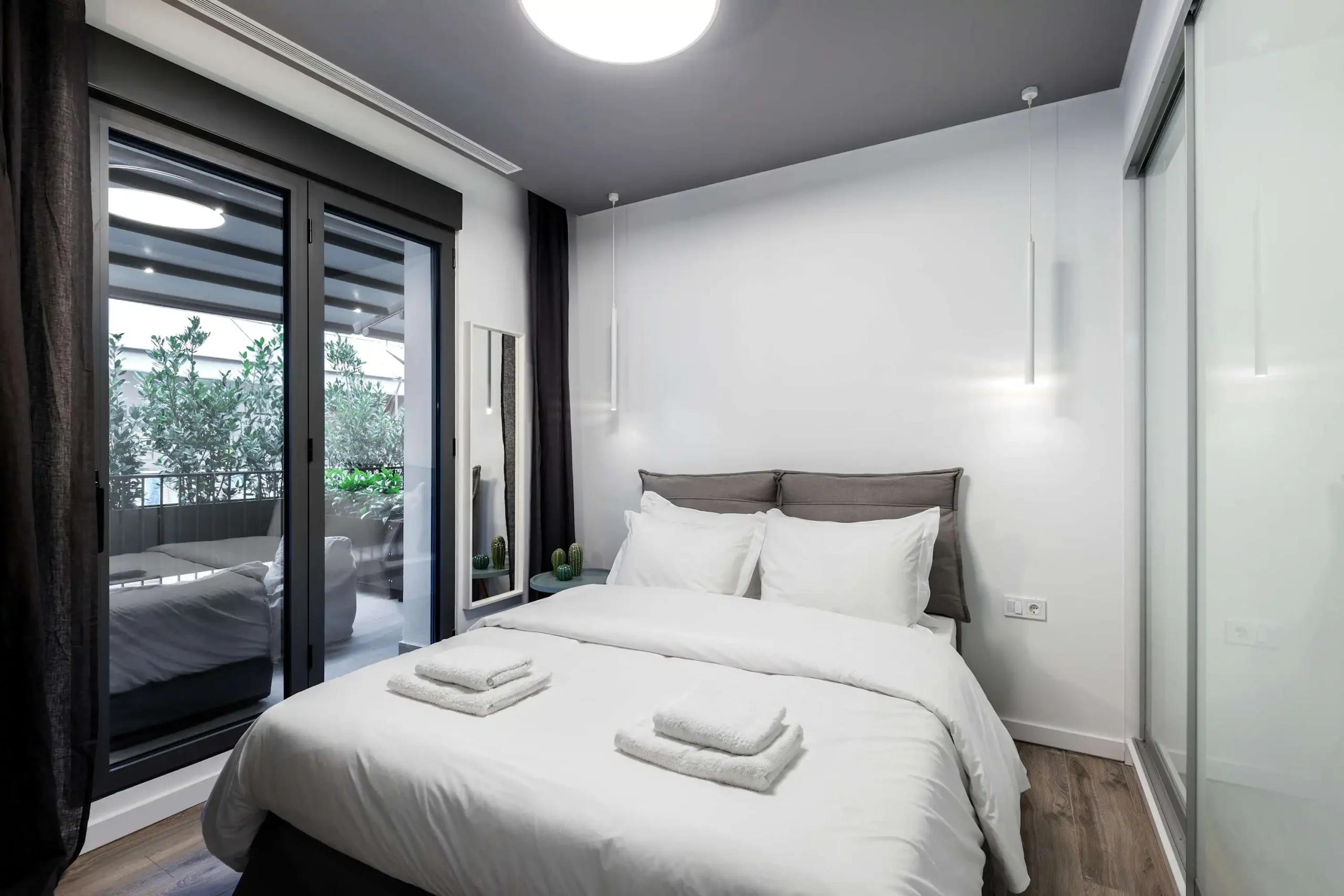 Modern 1-Bedroom Apartment in Prime Syntagma with Spacious Balcony