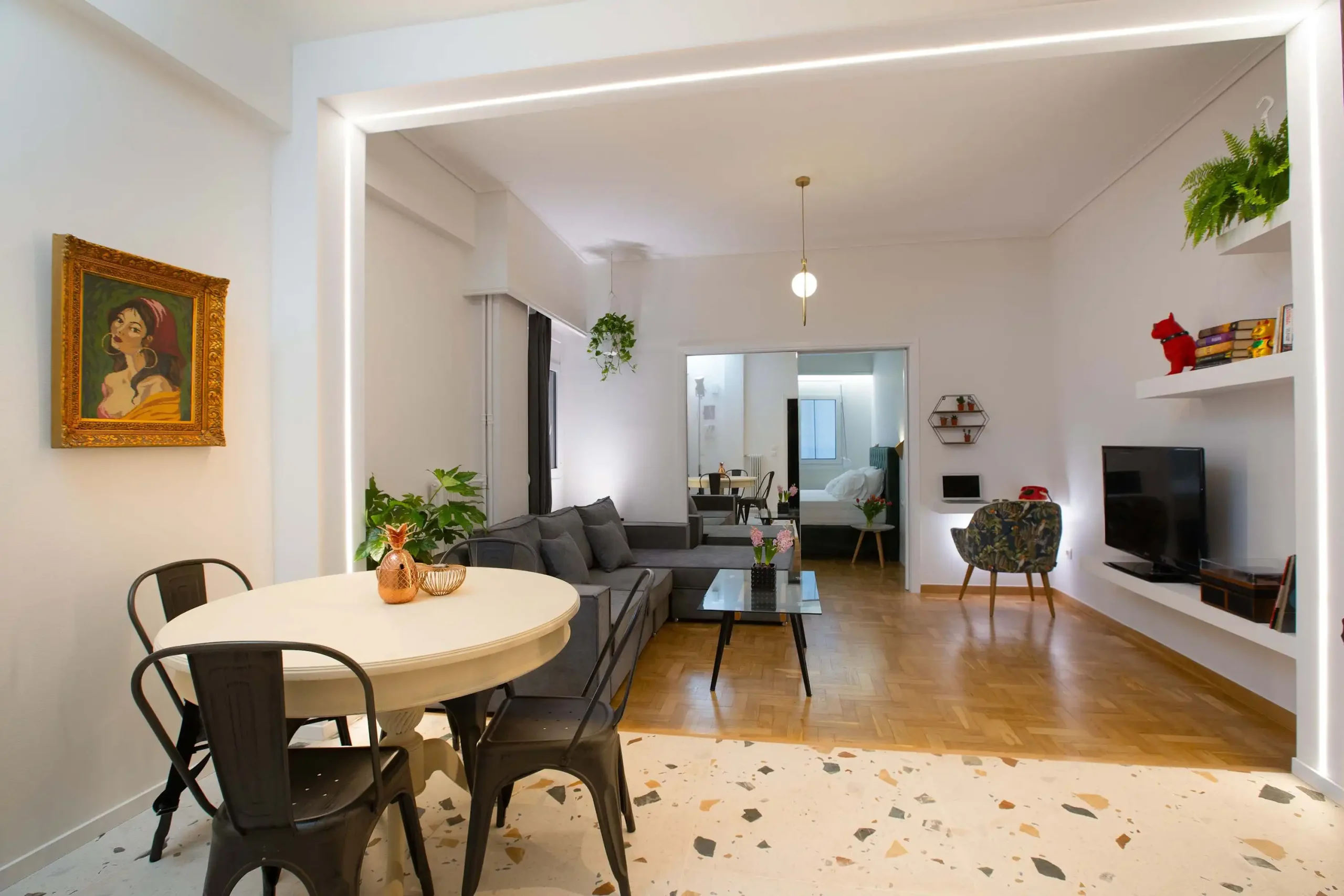 Stylish 2-Bedroom Apartment in Koukaki with Balcony and Work-Friendly Desk