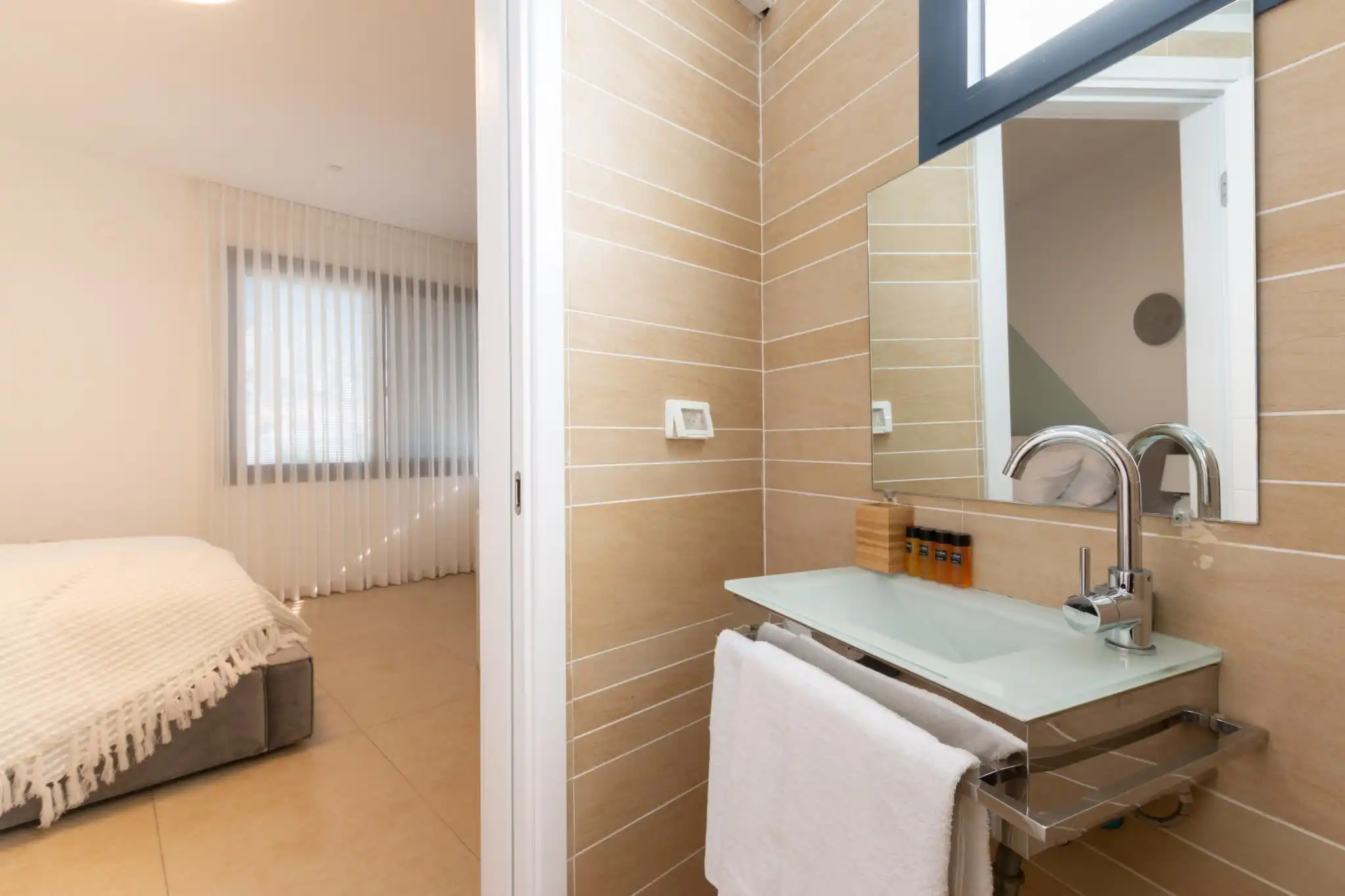 Beachside Luxury Villa in Rishon LeTsiyon with Private Jacuzzi