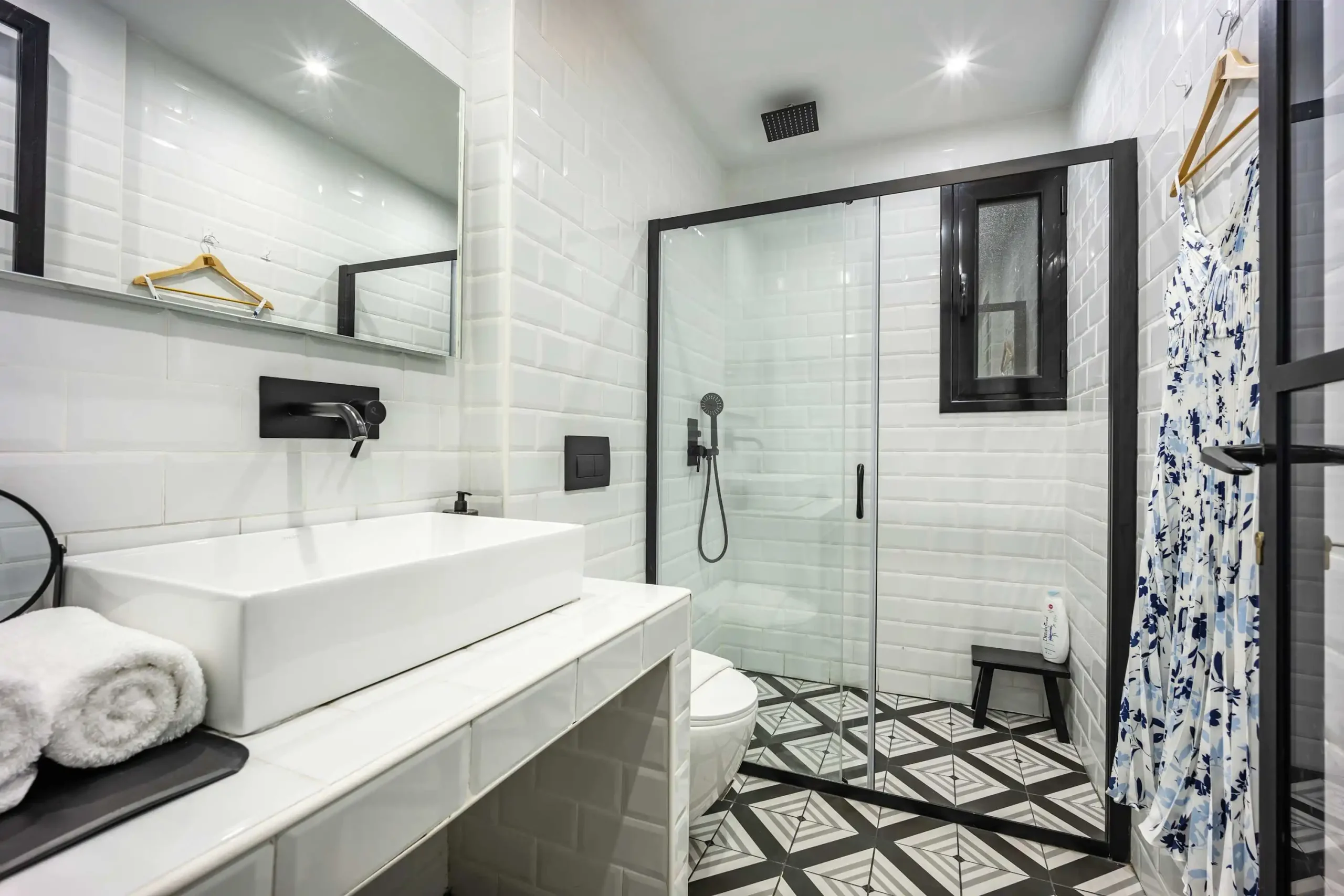 Modern 2-Bedroom Apartment in Exarchia with Ensuite Baths and Workspace