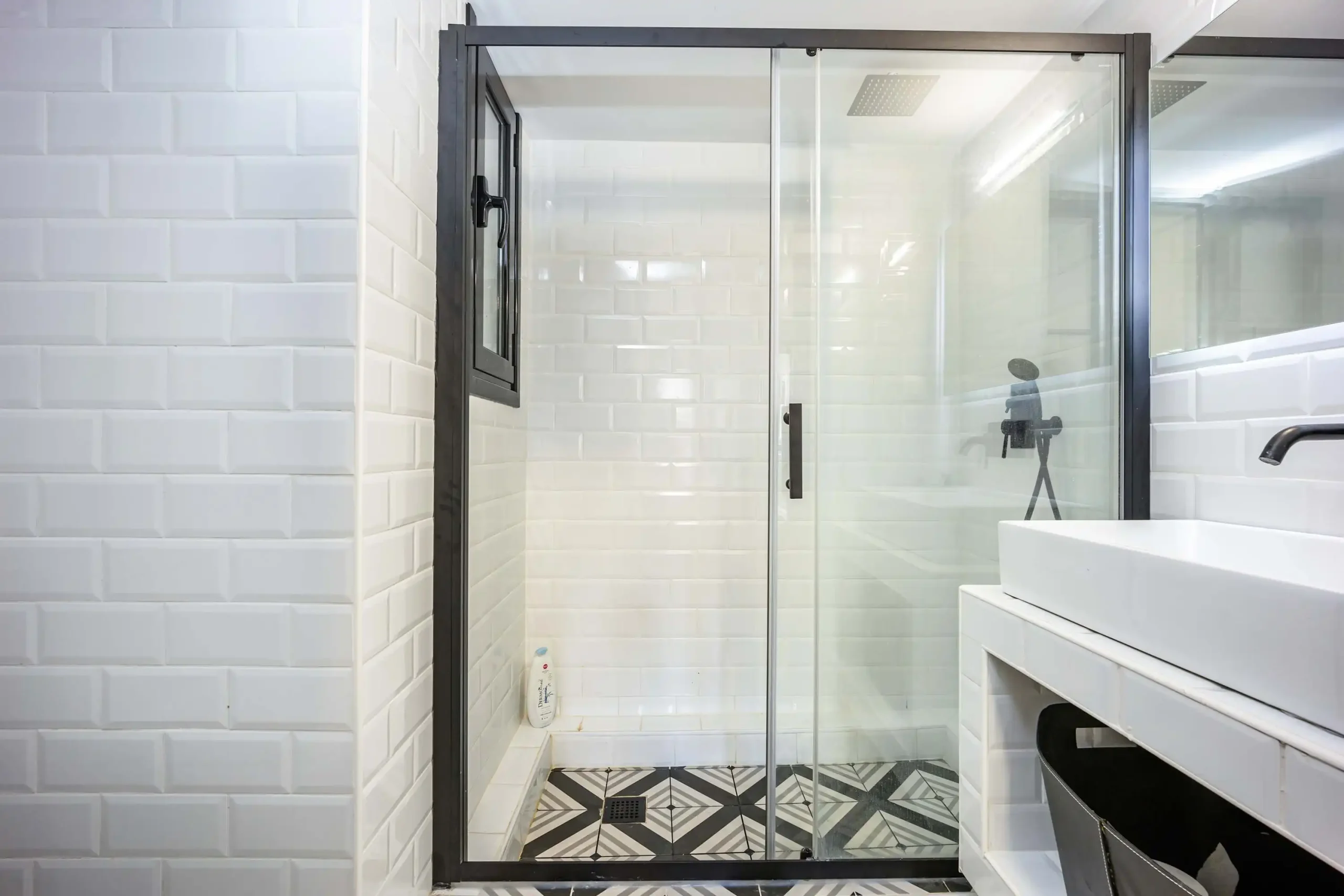 Modern 2-Bedroom Apartment in Exarchia with Ensuite Baths and Workspace