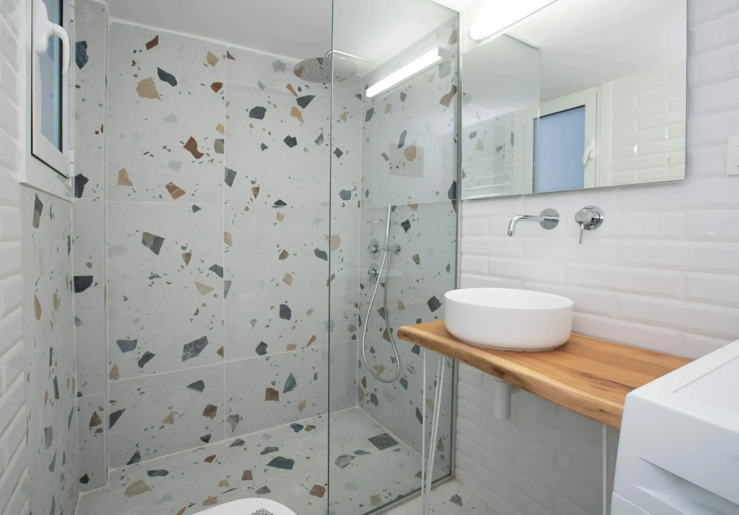 Stylish 2-Bedroom Apartment in Koukaki with Balcony and Work-Friendly Desk