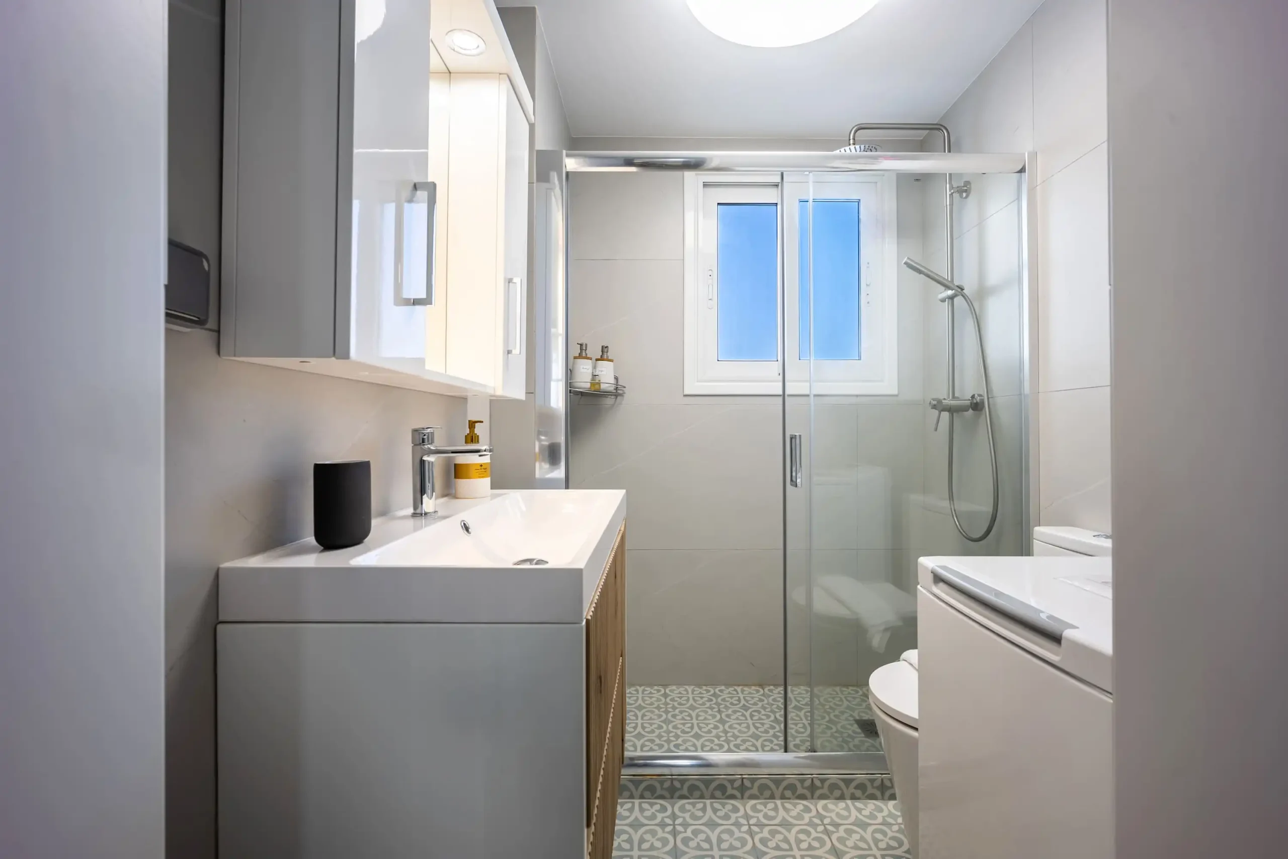 Bright and Stylish 2-Bedroom Apartment with Acropolis View Balcony