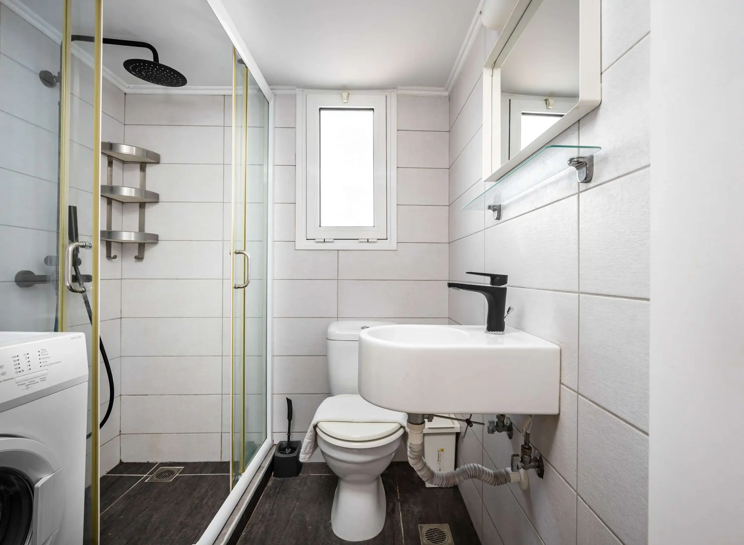 Spacious Gazi Studio with Balcony, Steps from the Acropolis